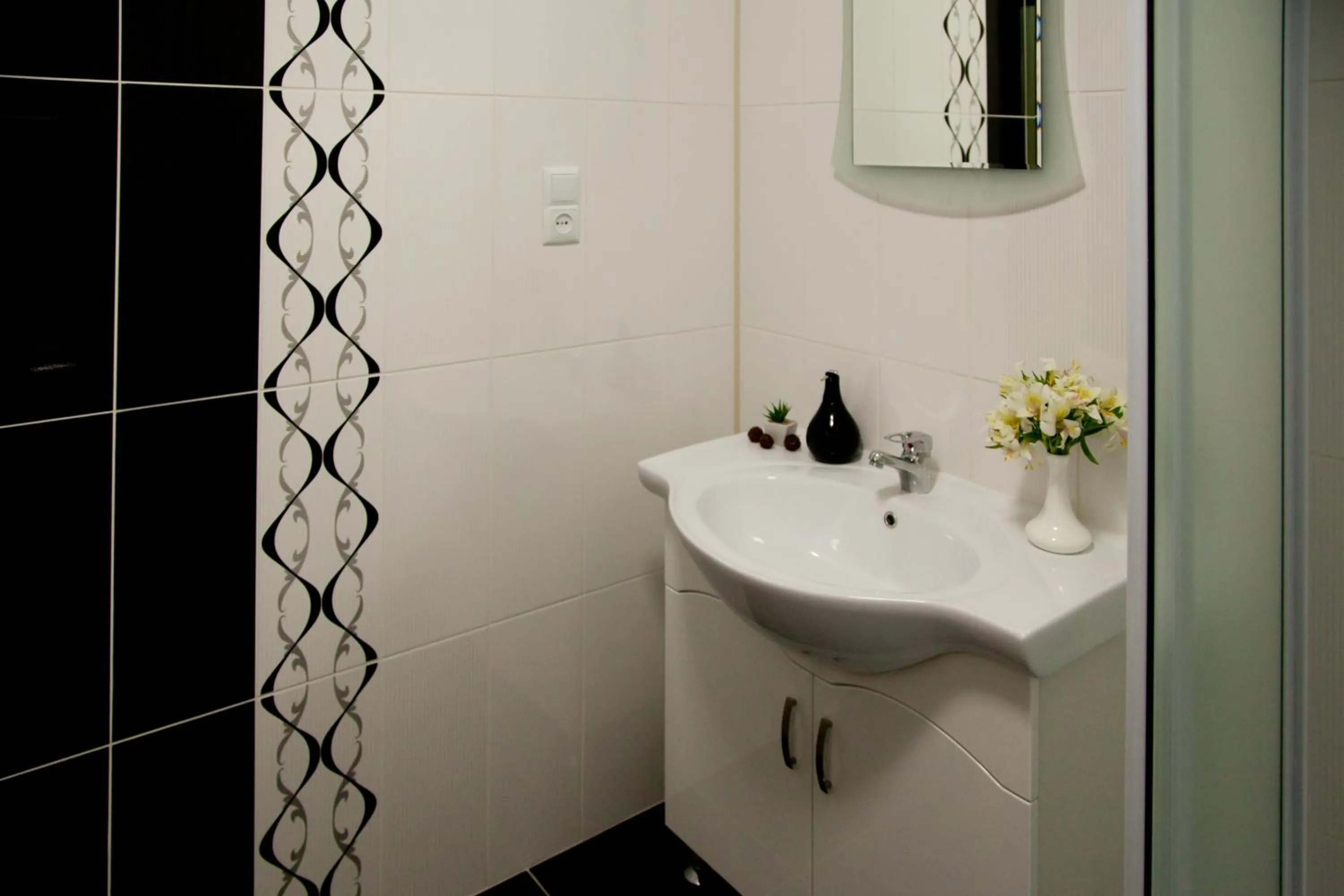 Bathroom in Hin Yerevantsi Hotel