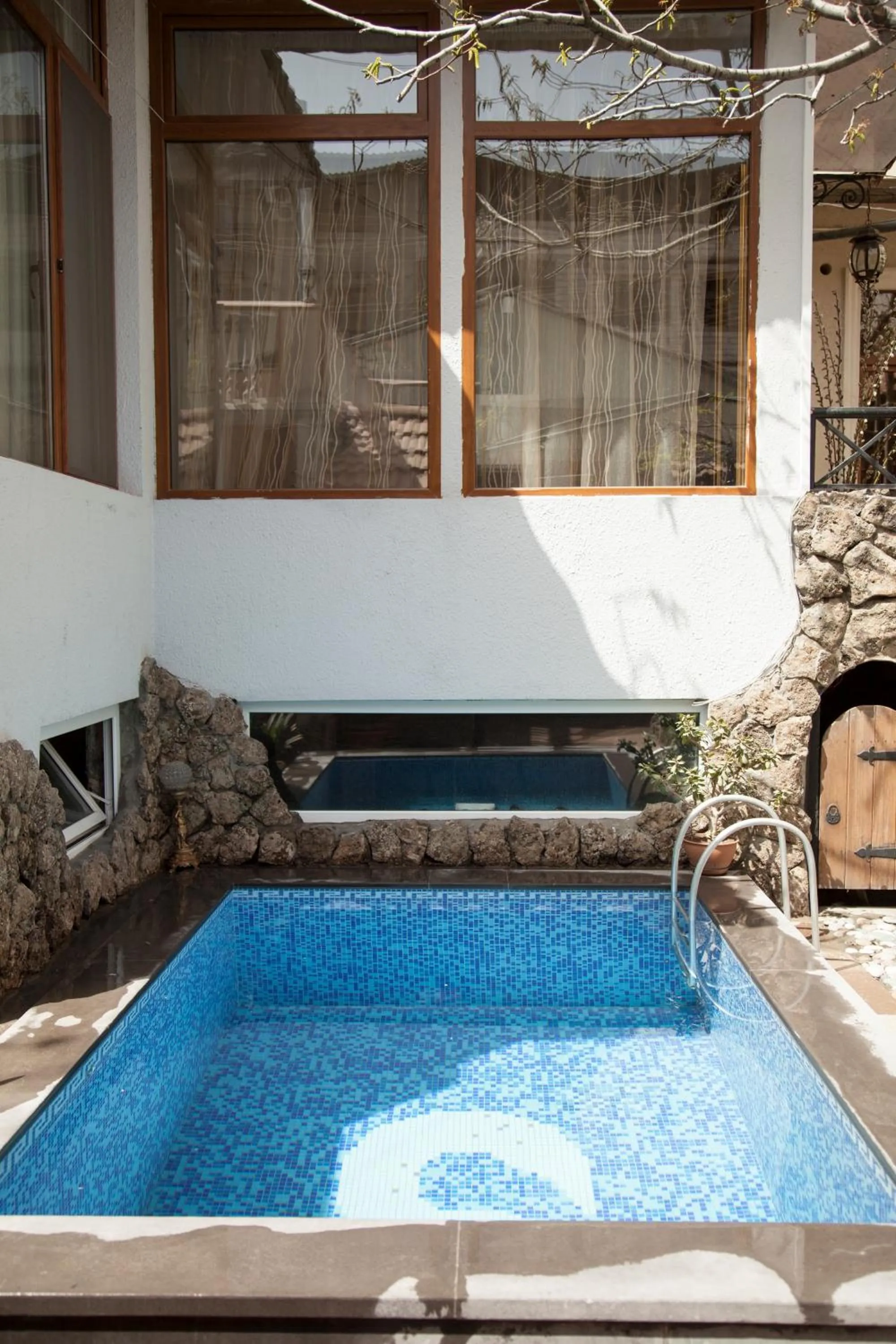 Swimming pool in Hin Yerevantsi Hotel