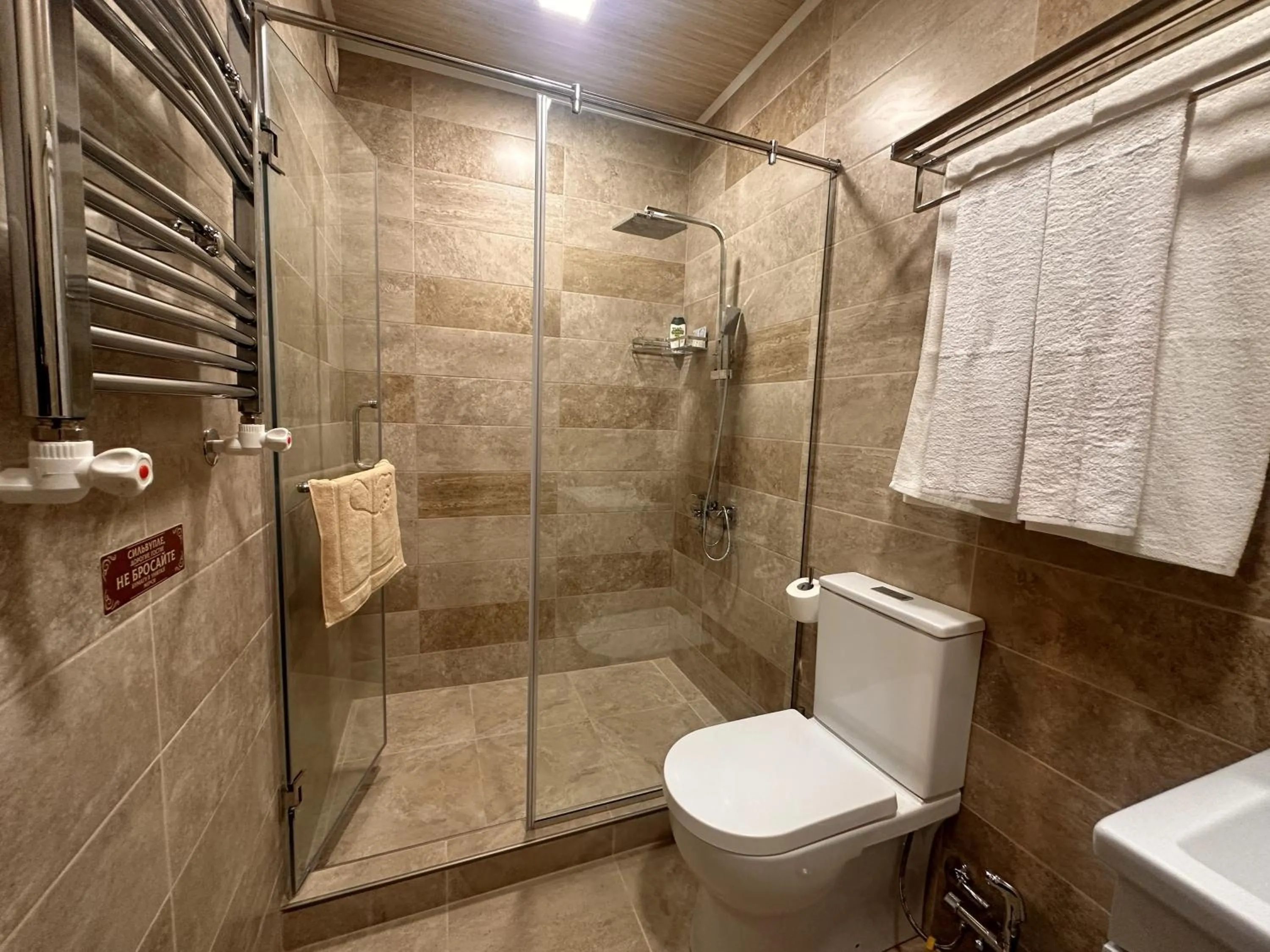 Shower in Hin Yerevantsi Hotel