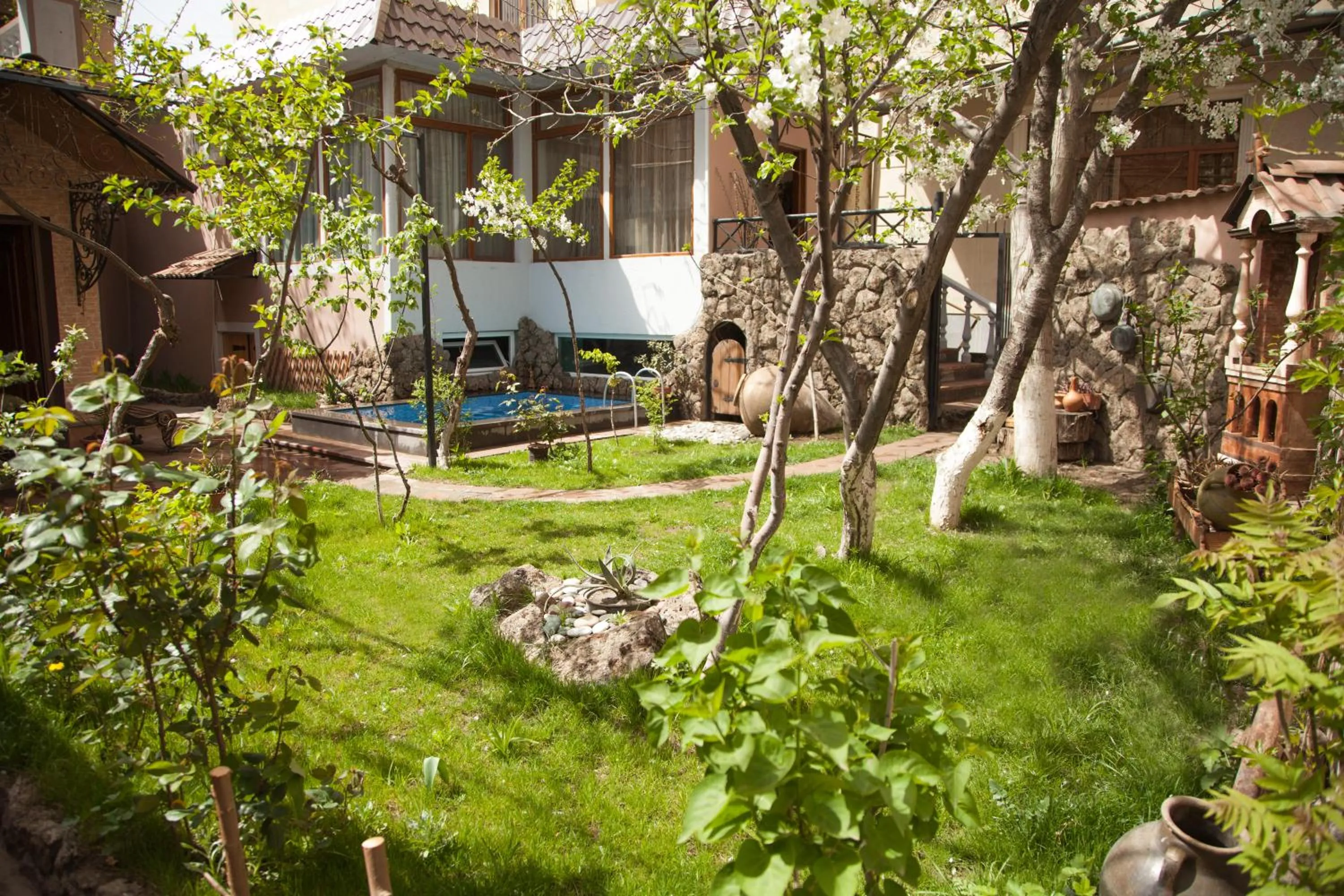 Garden in Hin Yerevantsi Hotel