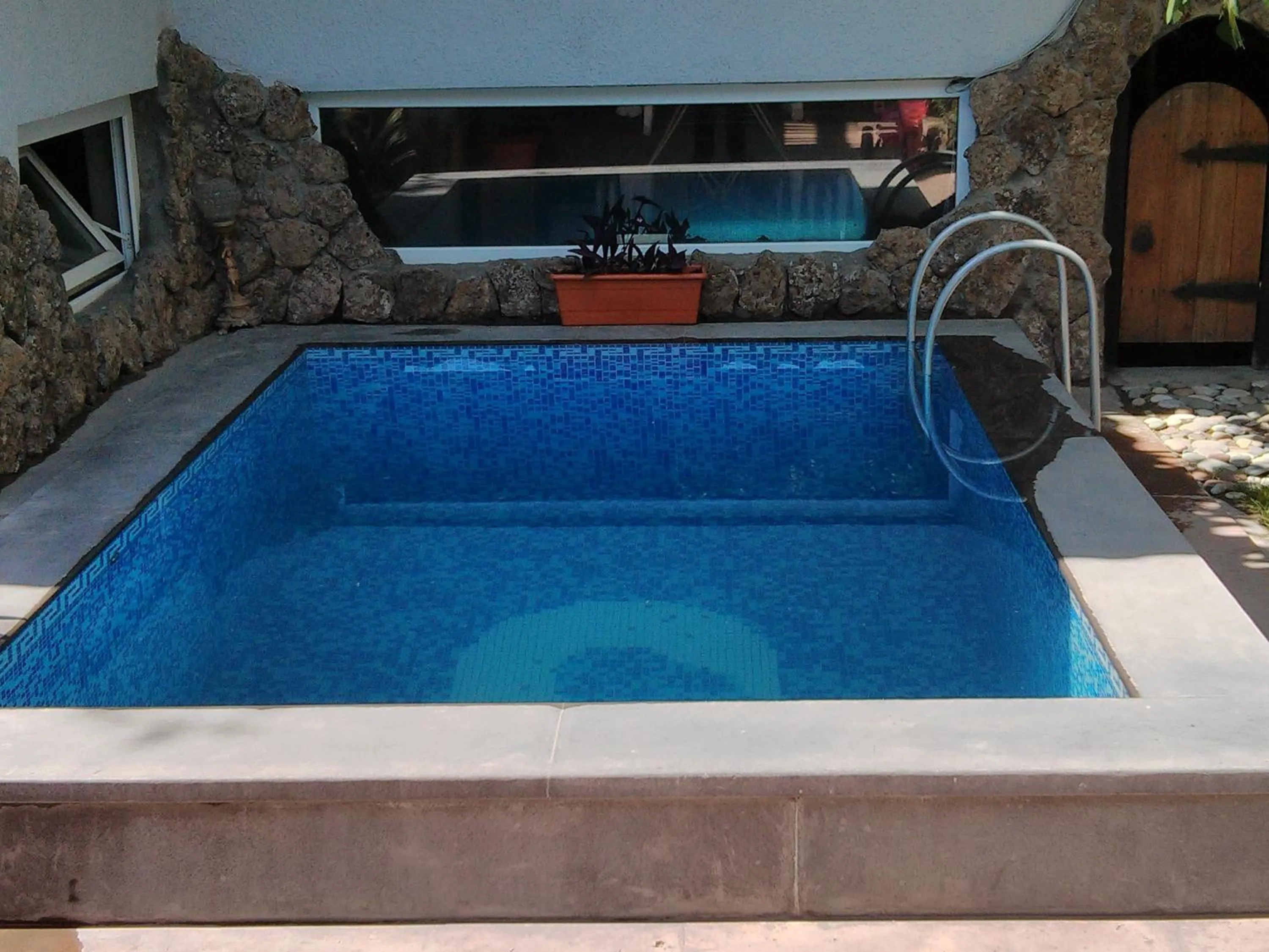 Swimming pool in Hin Yerevantsi Hotel