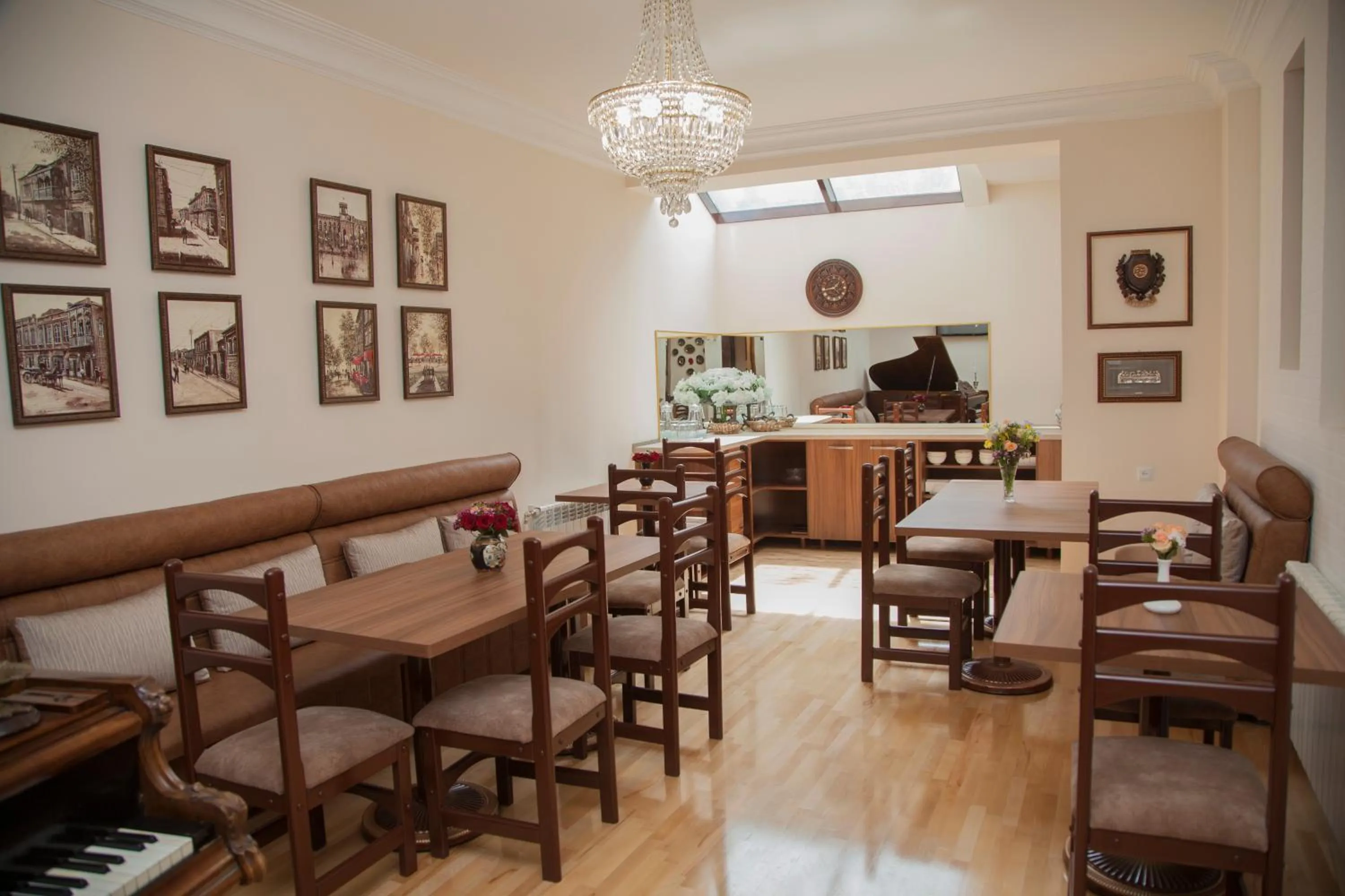 Restaurant/places to eat in Hin Yerevantsi Hotel