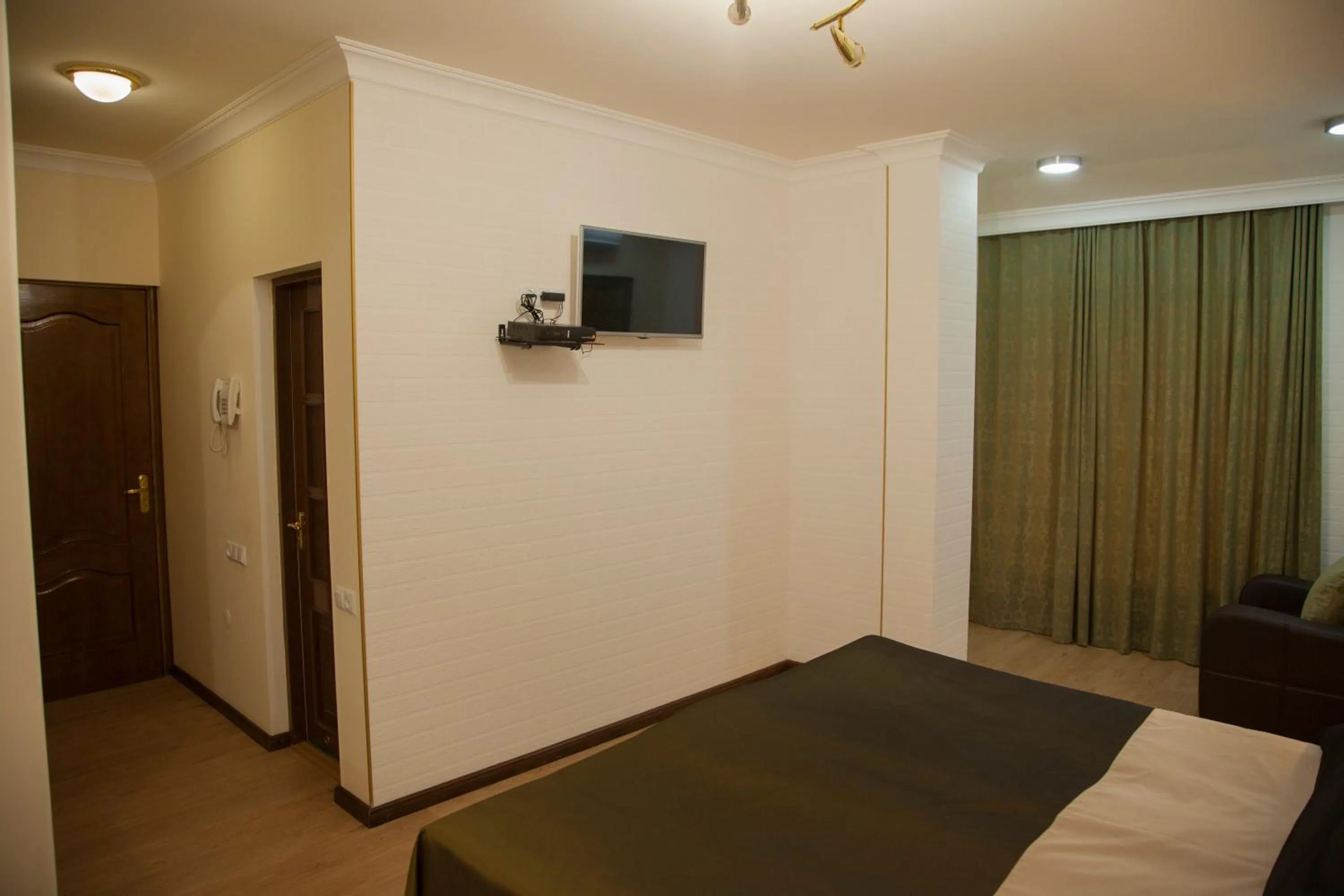 TV and multimedia, Bed in Hin Yerevantsi Hotel