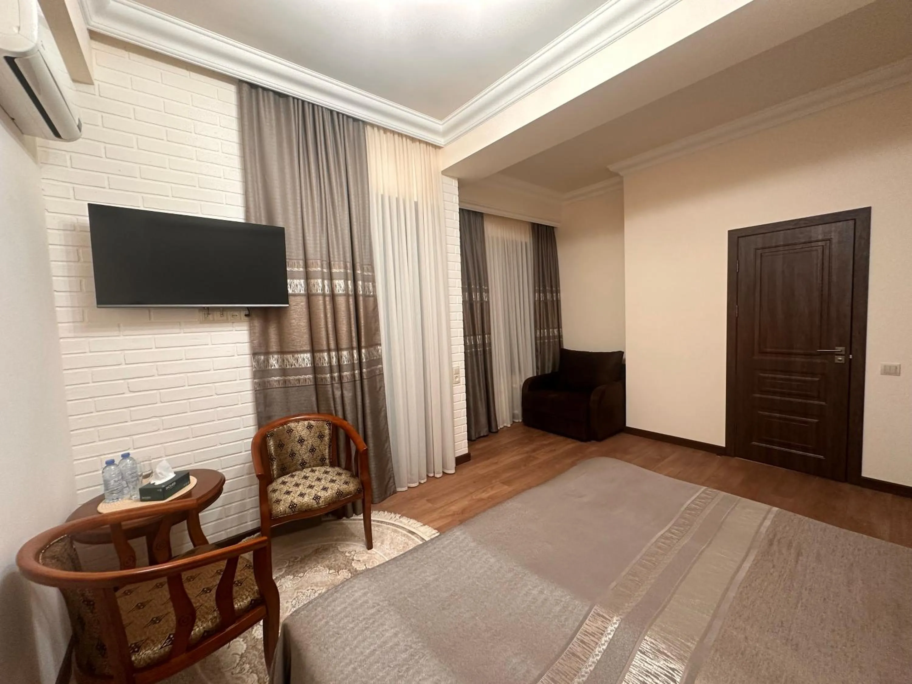 Communal lounge/ TV room, Bed in Hin Yerevantsi Hotel