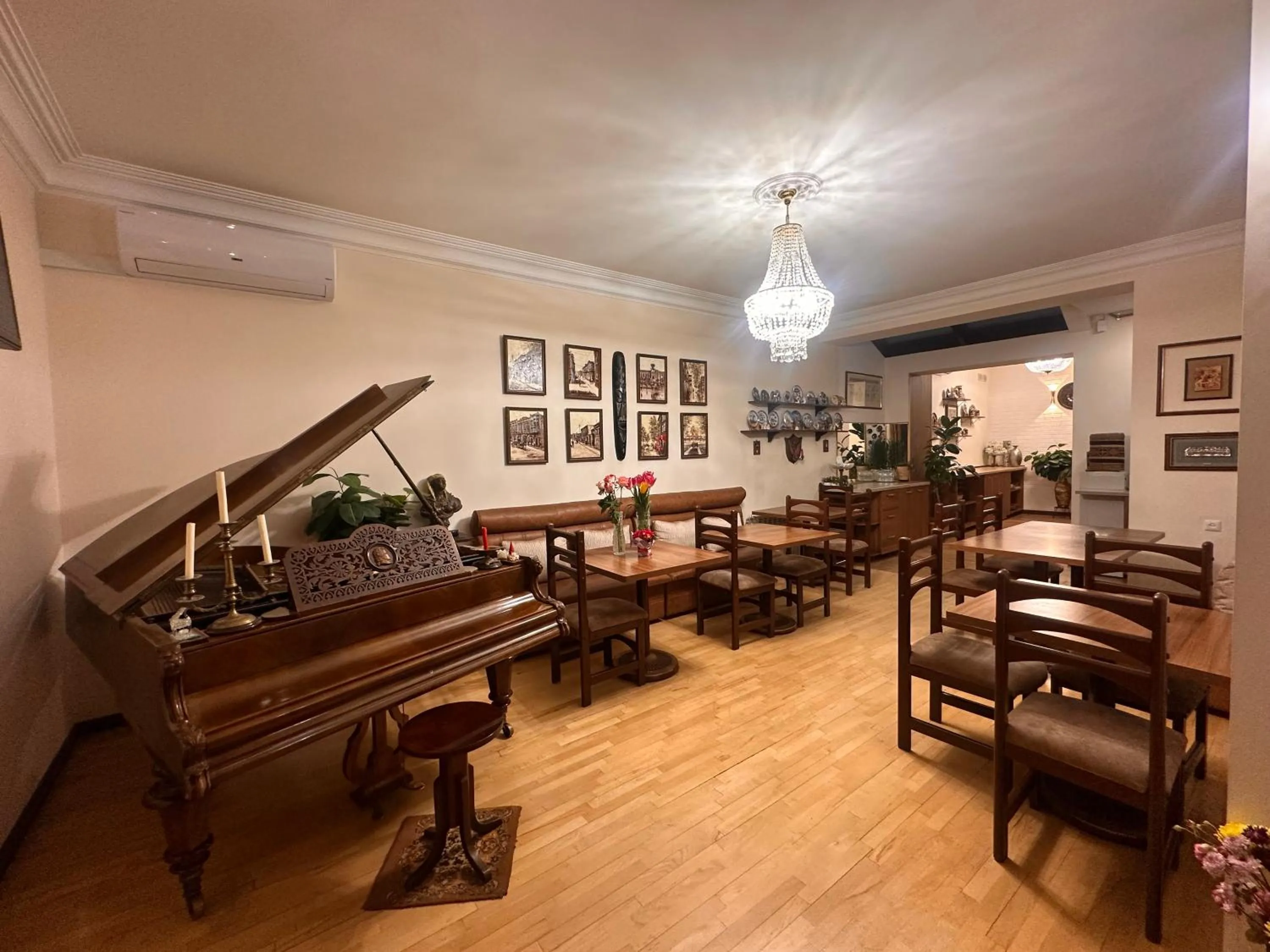 Restaurant/places to eat in Hin Yerevantsi Hotel