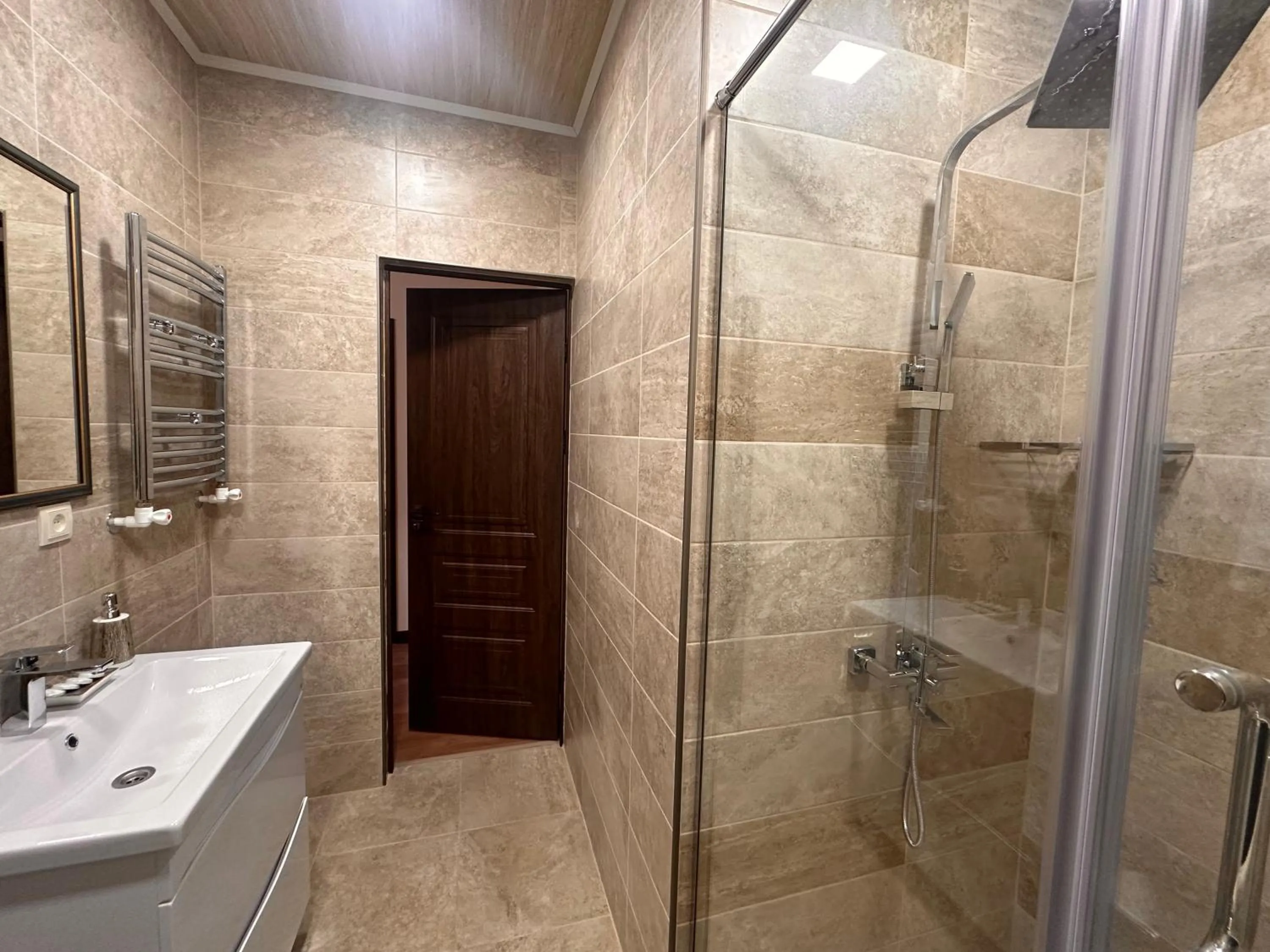 Shower in Hin Yerevantsi Hotel