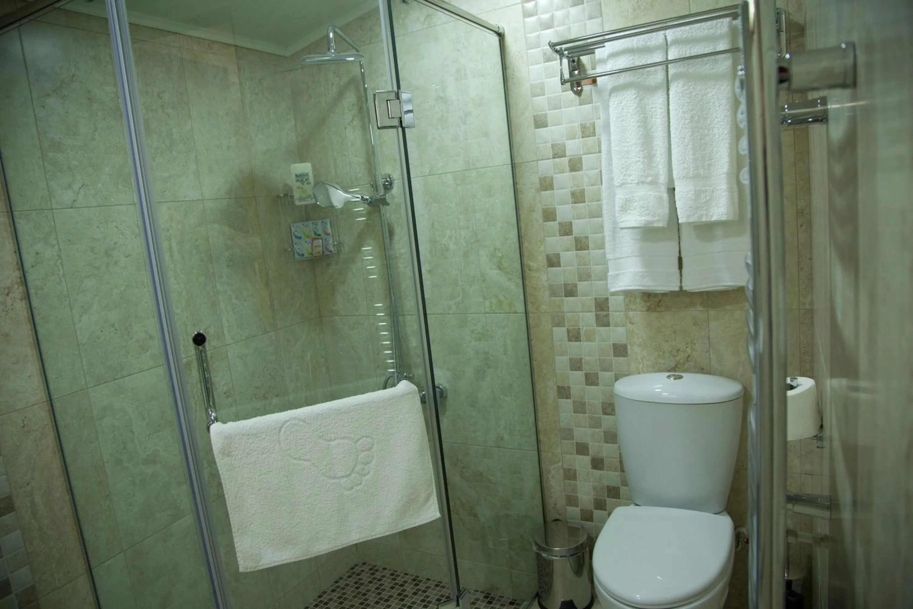 Shower in Hin Yerevantsi Hotel