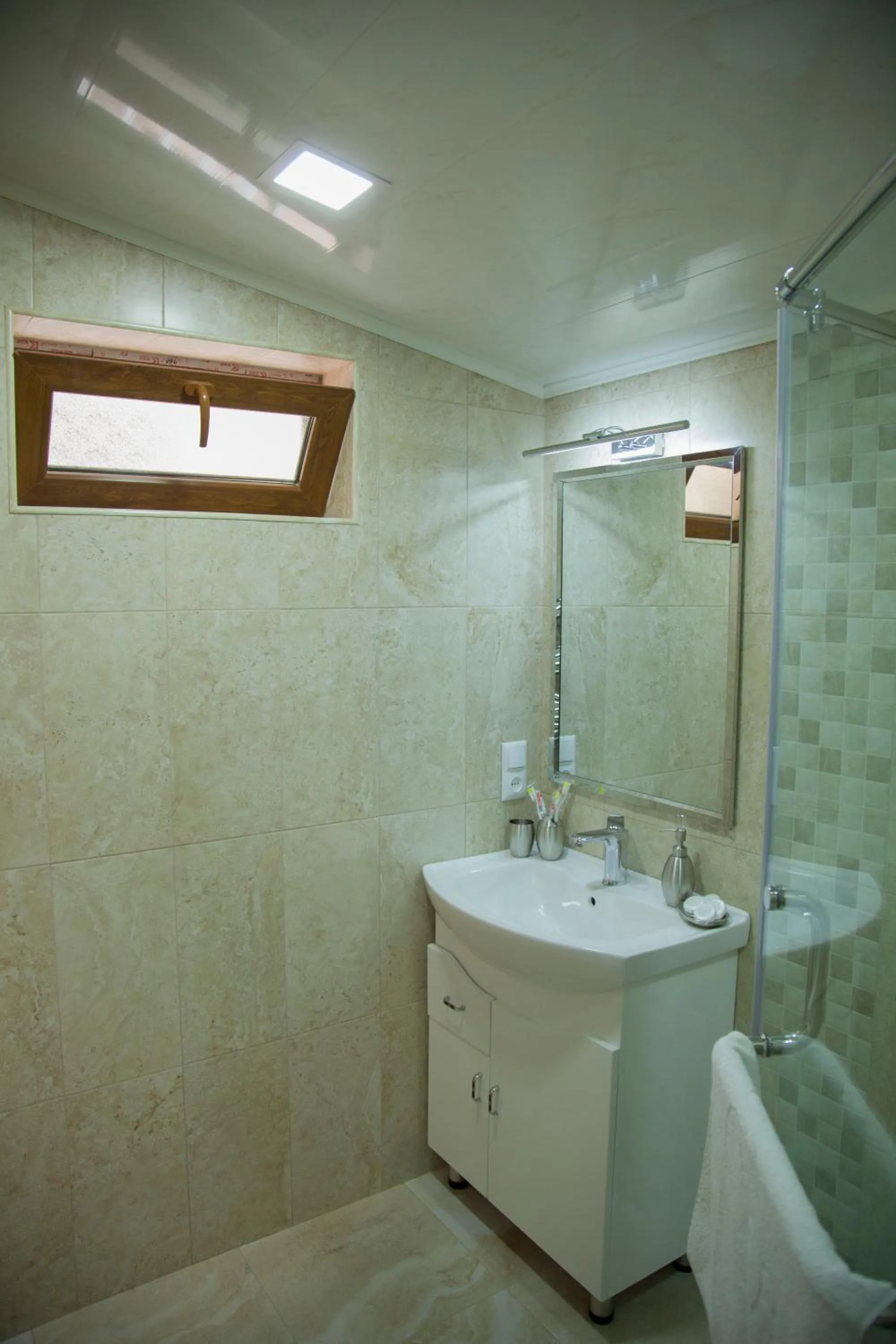 Shower in Hin Yerevantsi Hotel