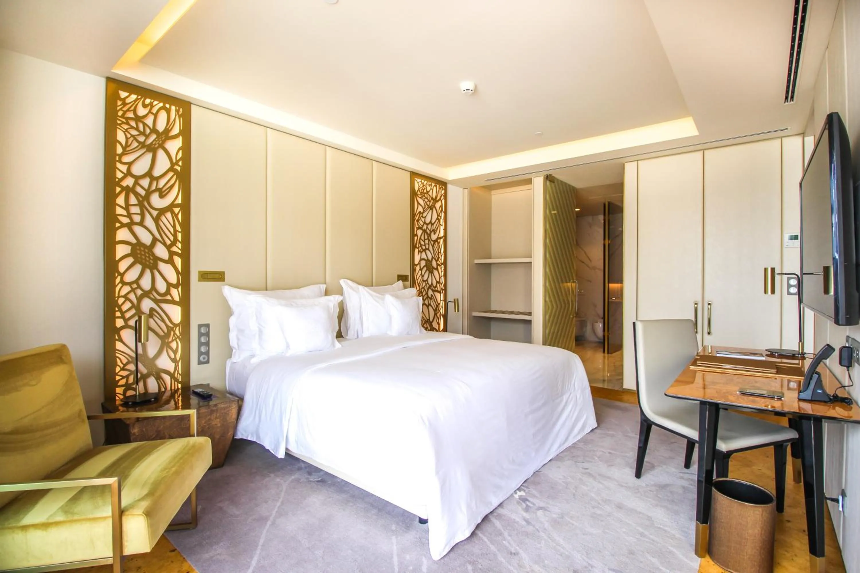 Photo of the whole room, Bed in Savoy Palace - The Leading Hotels of the World - Savoy Signature