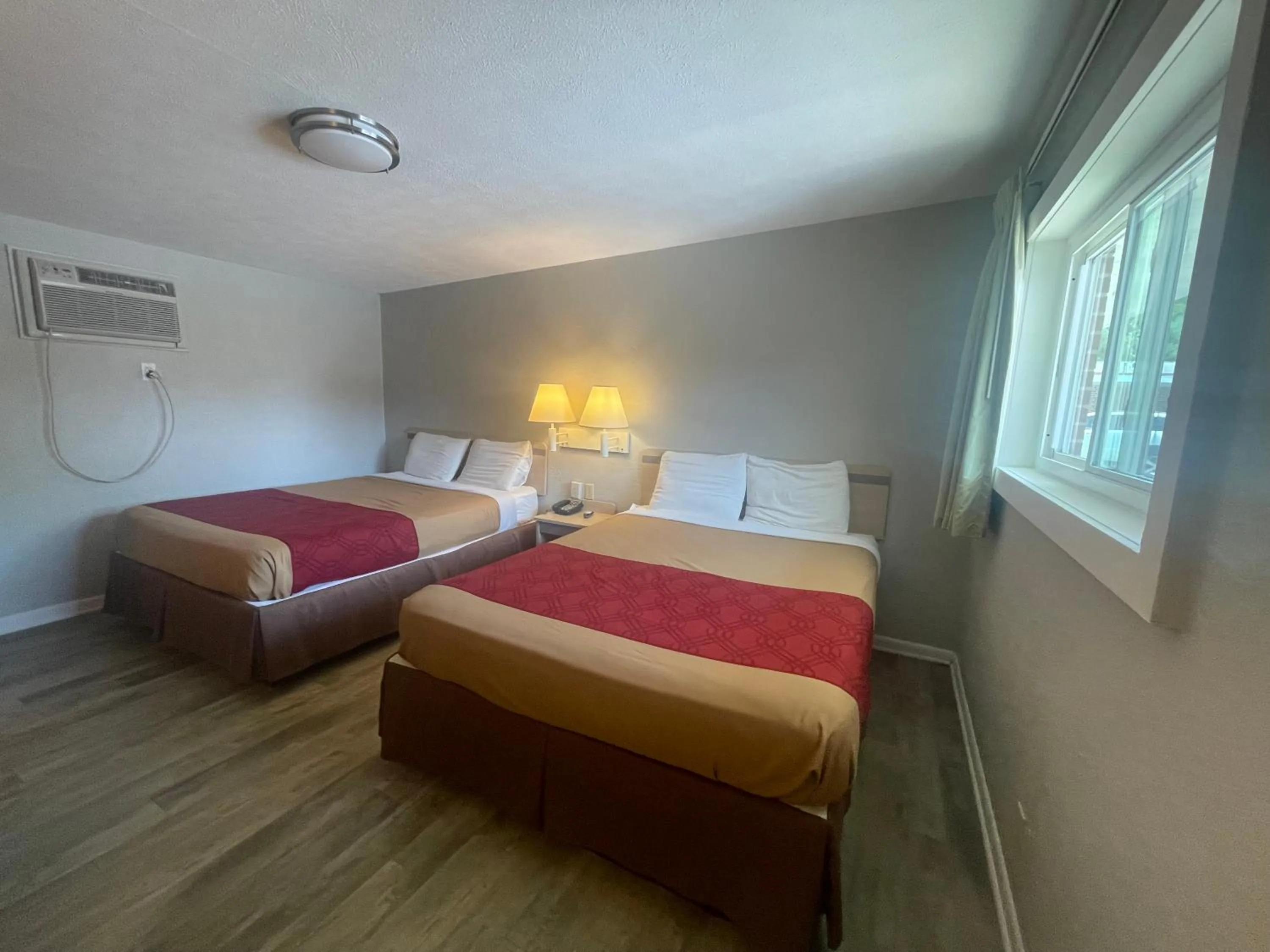 Photo of the whole room, Bed in Greencastle Inn