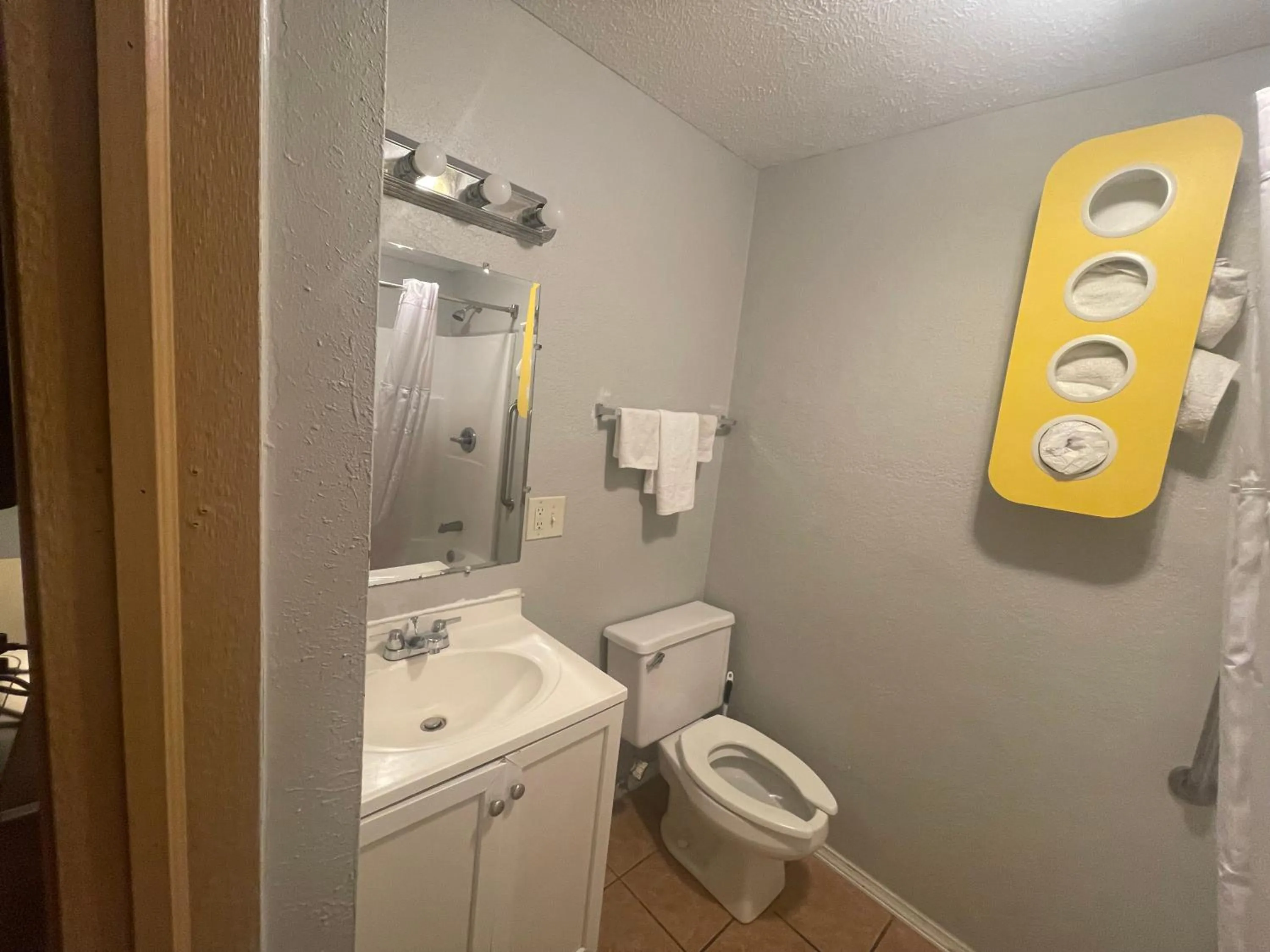 Toilet in Greencastle Inn