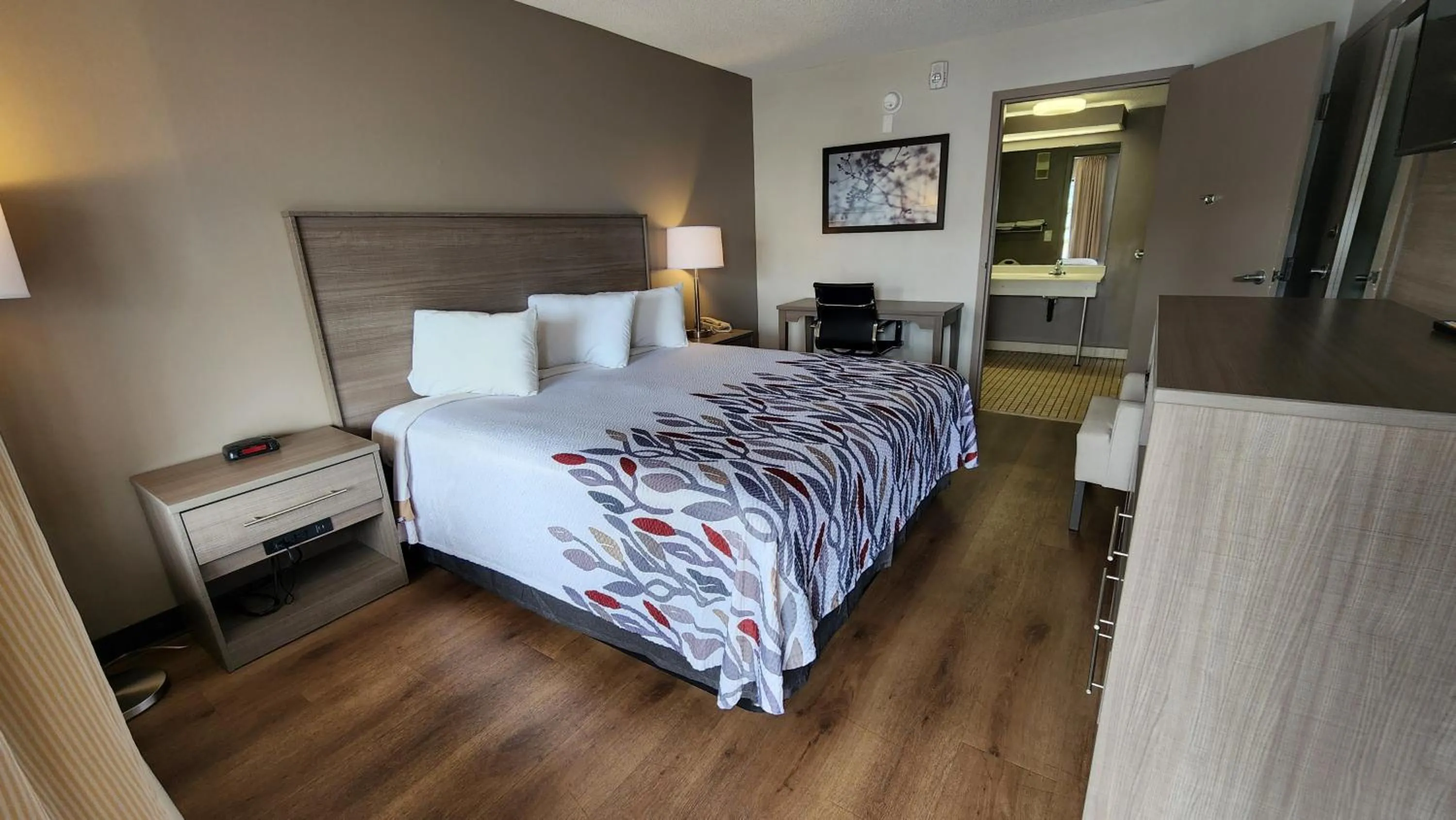 Bedroom, Bed in Red Roof Inn Perry