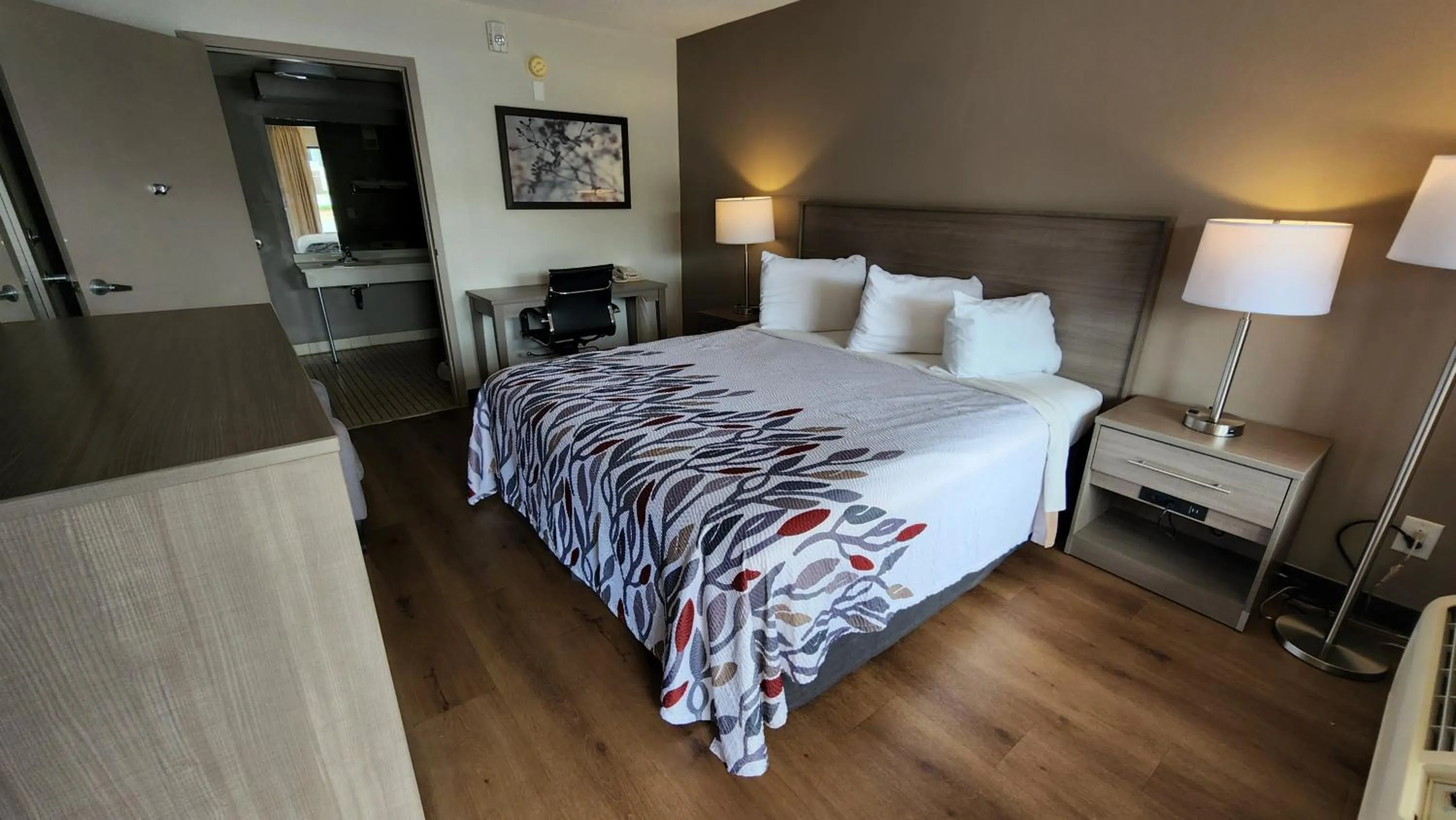 Bedroom, Bed in Red Roof Inn Perry