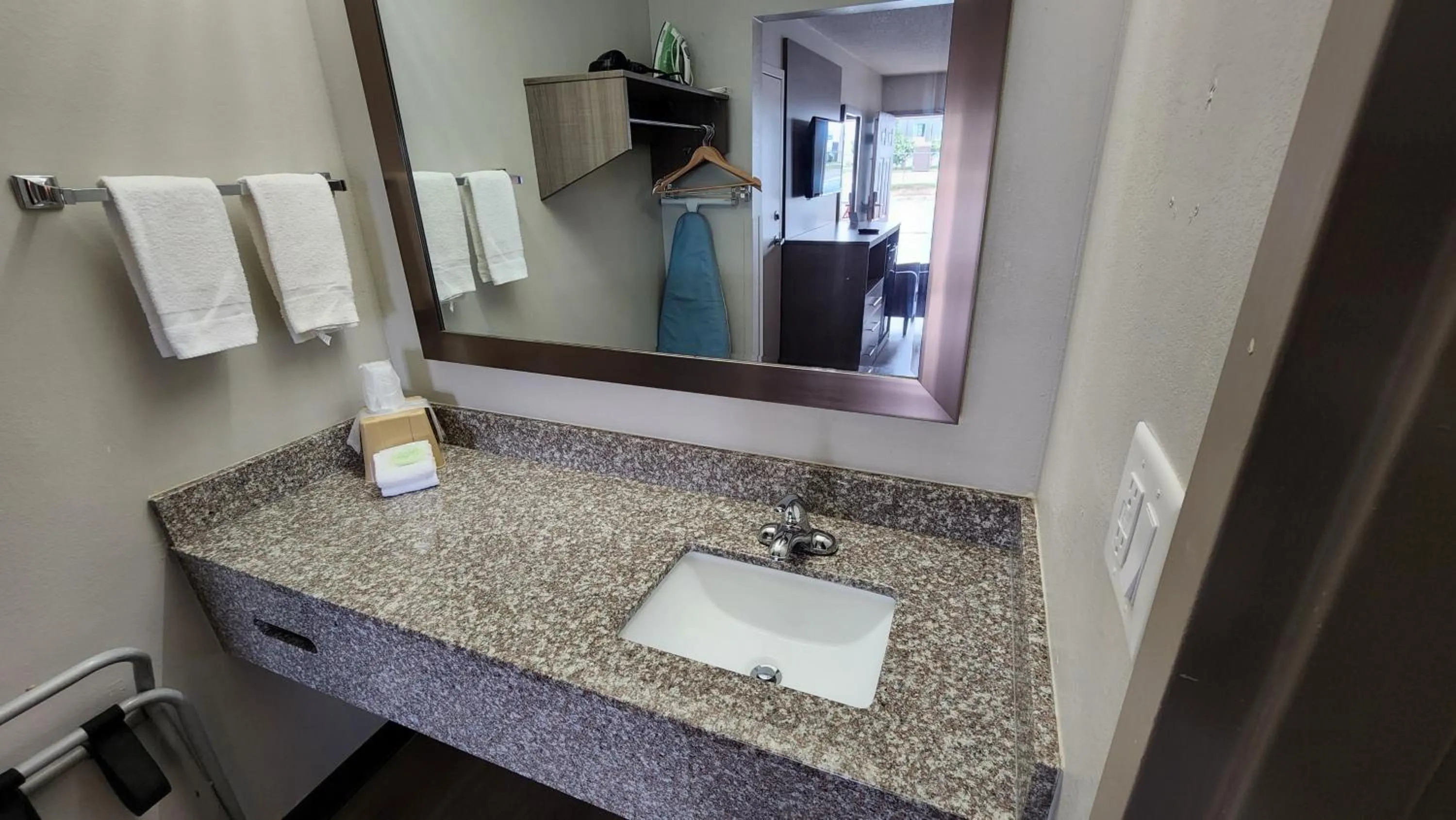 Bathroom in Red Roof Inn Perry