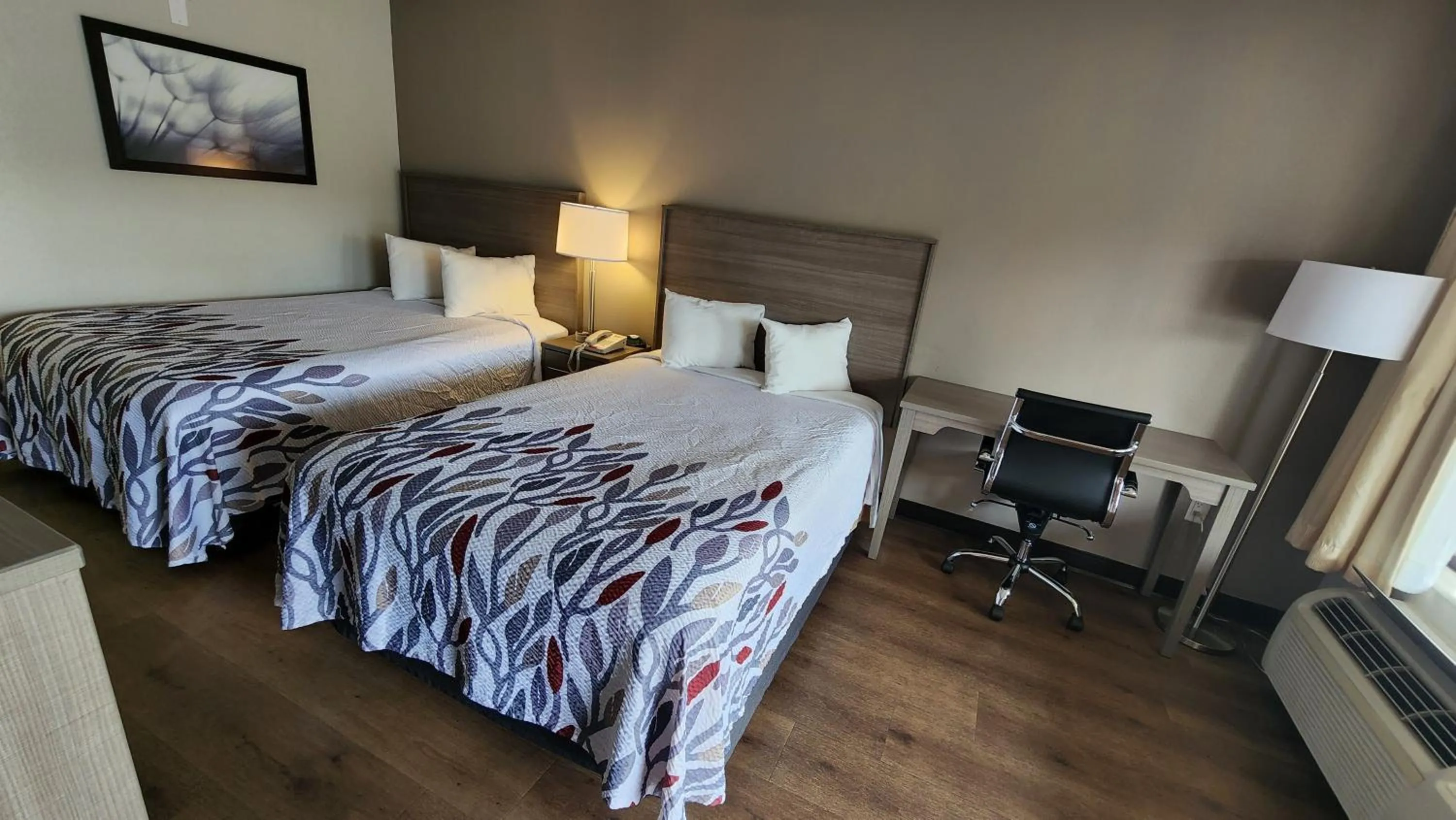 Photo of the whole room, Bed in Red Roof Inn Perry