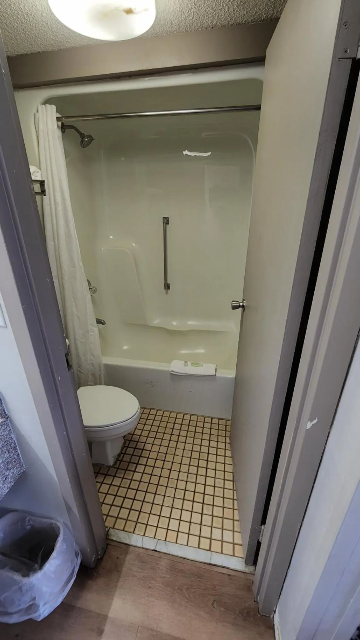 Bathroom in Red Roof Inn Perry