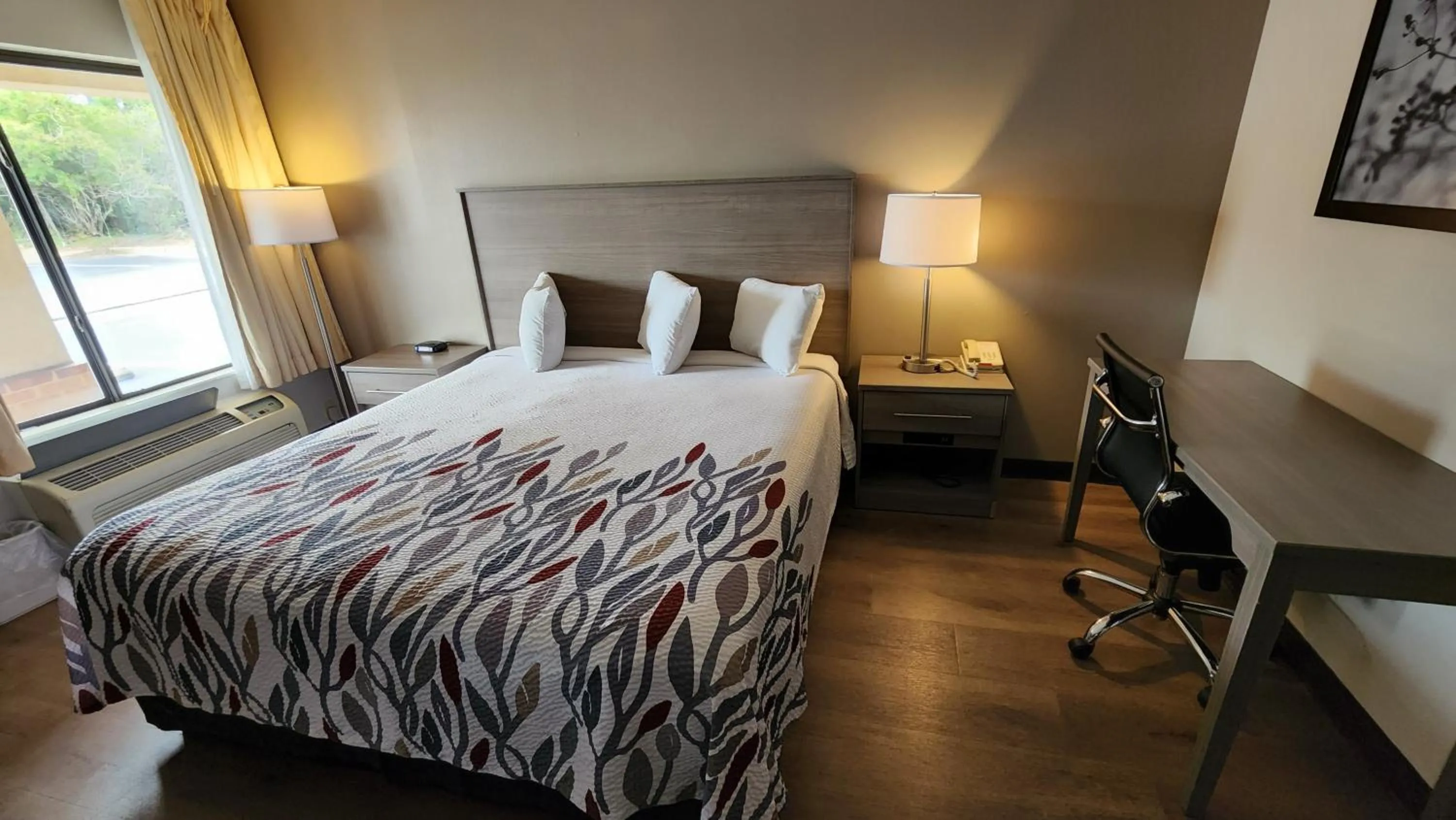 Photo of the whole room, Bed in Red Roof Inn Perry