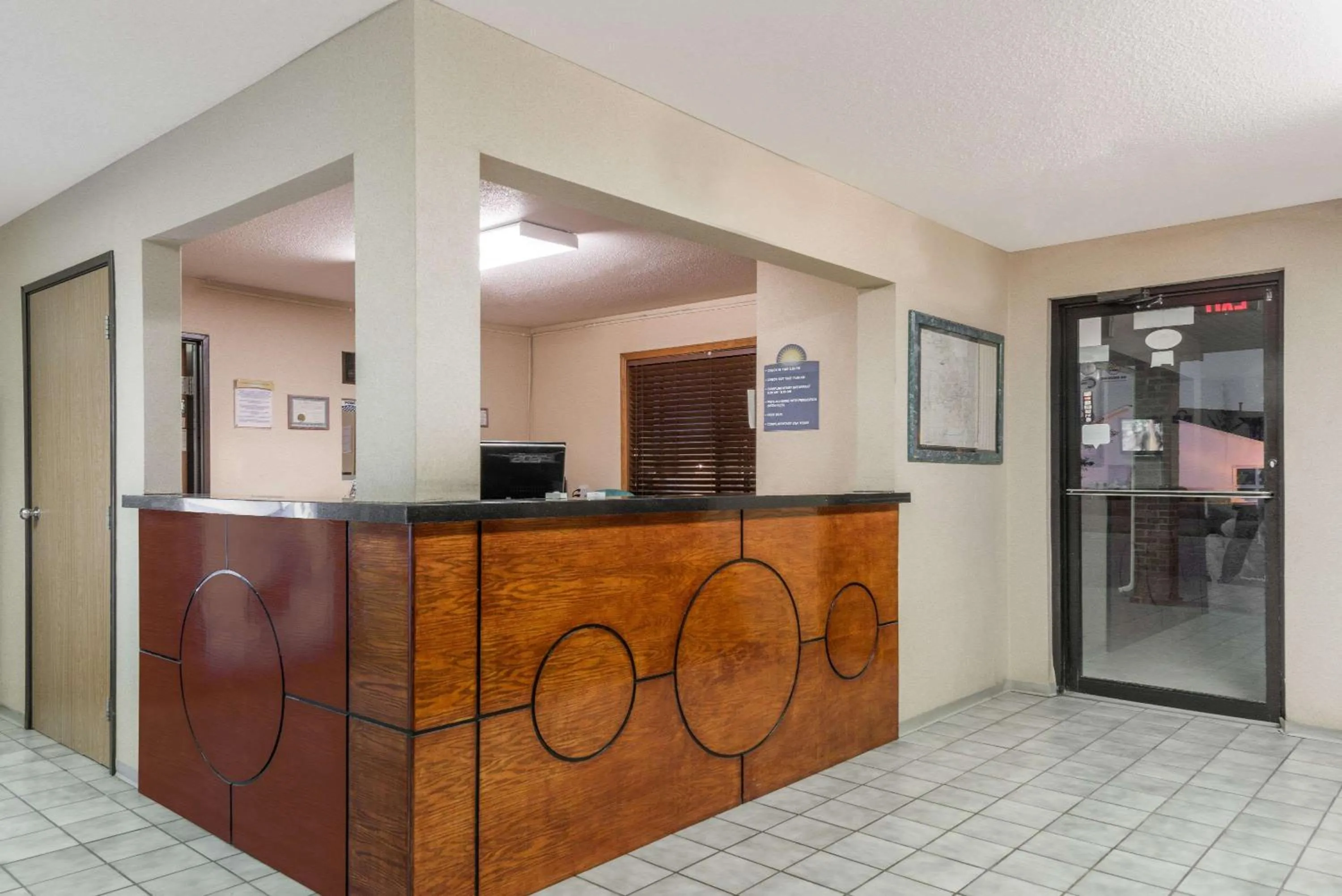Lobby or reception in Days Inn by Wyndham Muncie -Ball State University