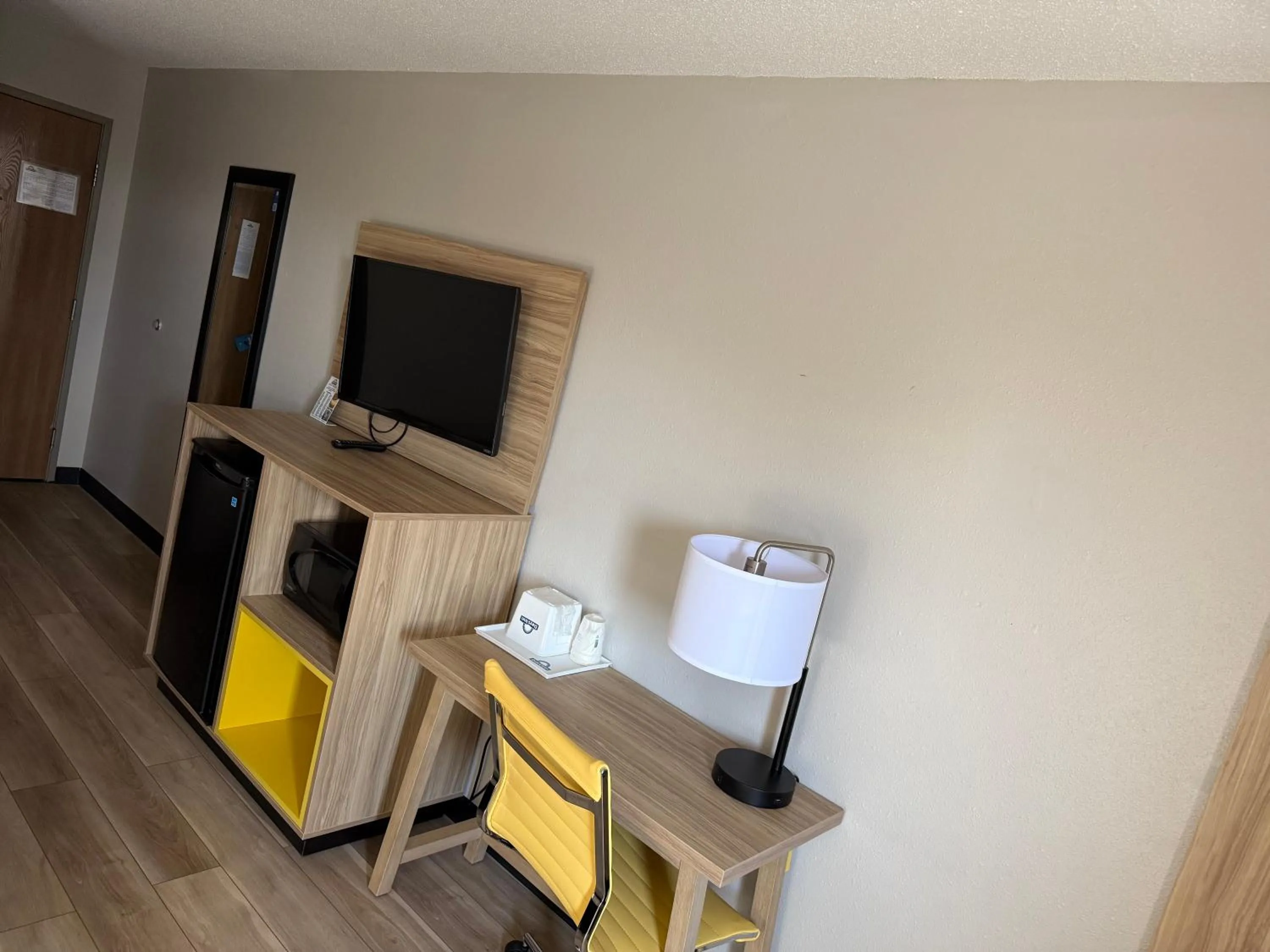 Toilet in Days Inn by Wyndham Muncie -Ball State University