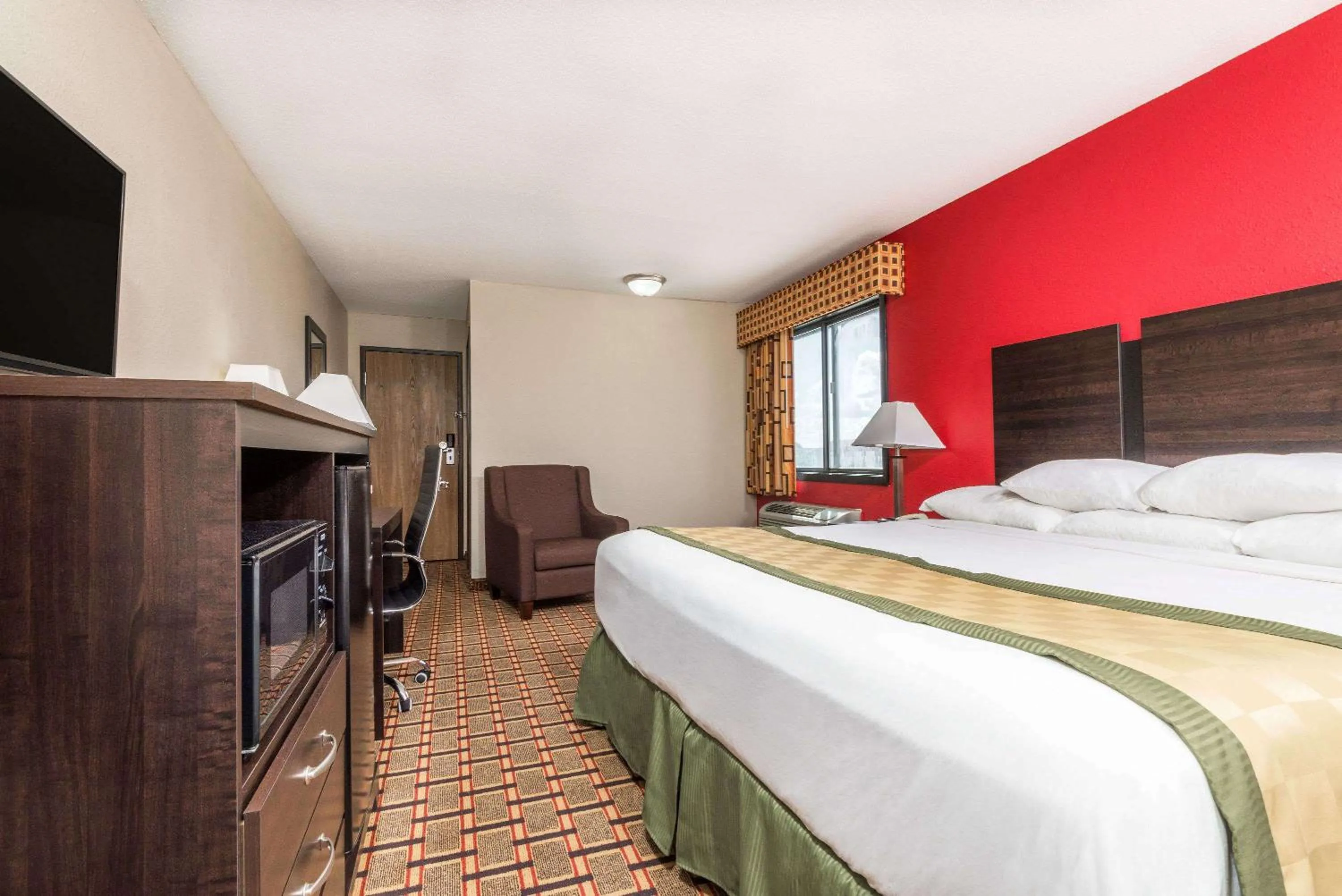 Bedroom, Bed in Days Inn by Wyndham Muncie -Ball State University