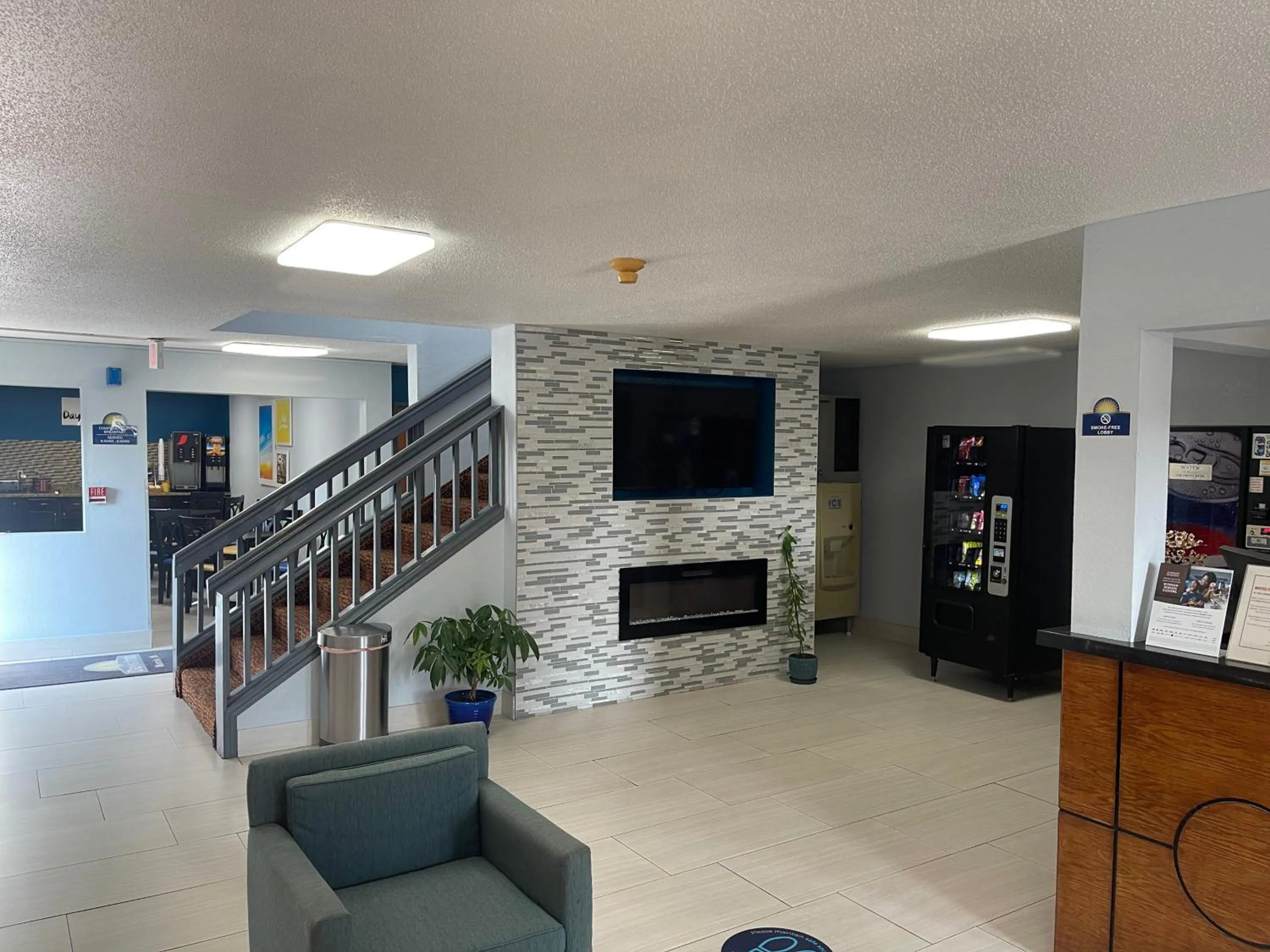 TV and multimedia in Days Inn by Wyndham Muncie -Ball State University