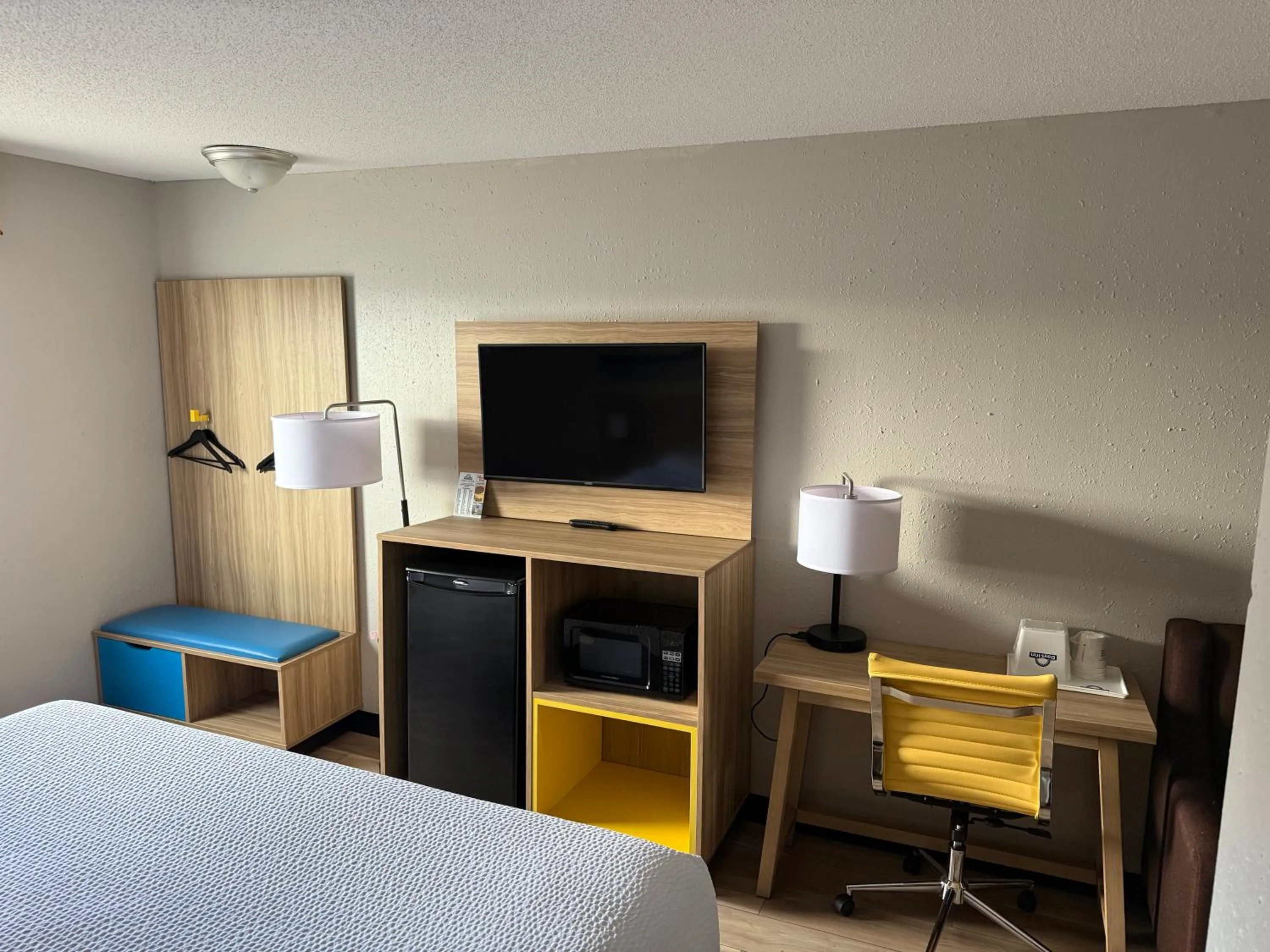 TV and multimedia, Bed in Days Inn by Wyndham Muncie -Ball State University
