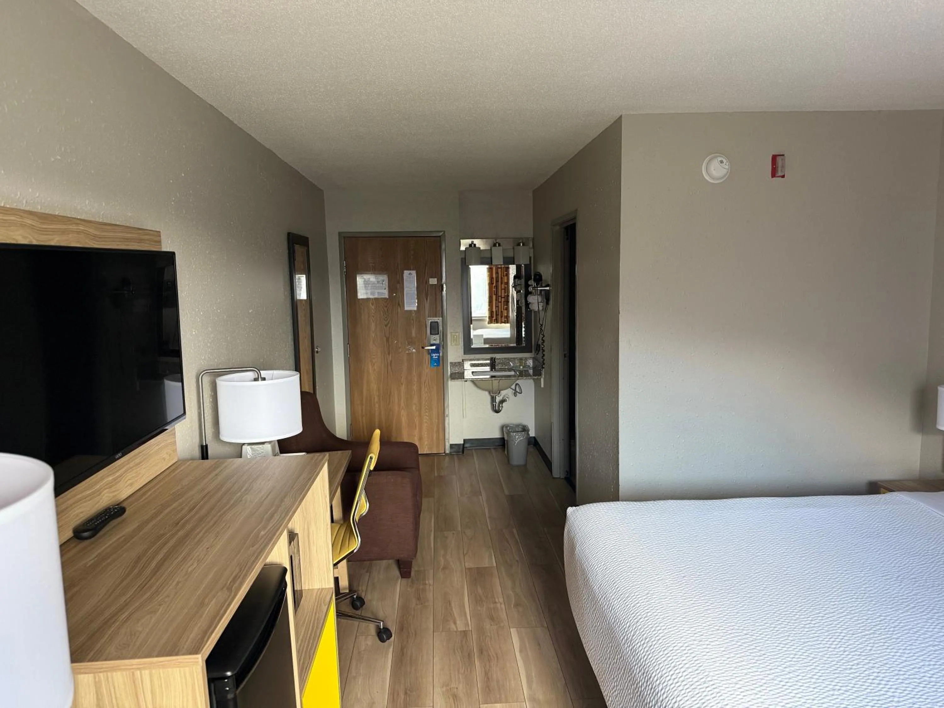 Bedroom, Bed in Days Inn by Wyndham Muncie -Ball State University