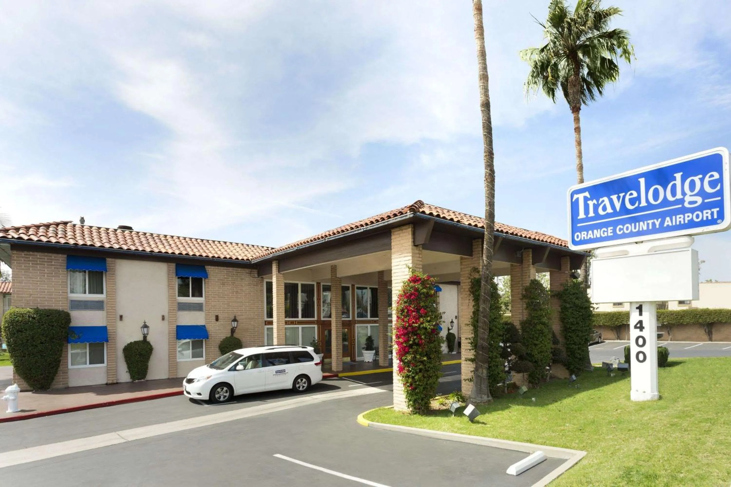 Property building in Travelodge by Wyndham Orange County Airport/ Costa Mesa