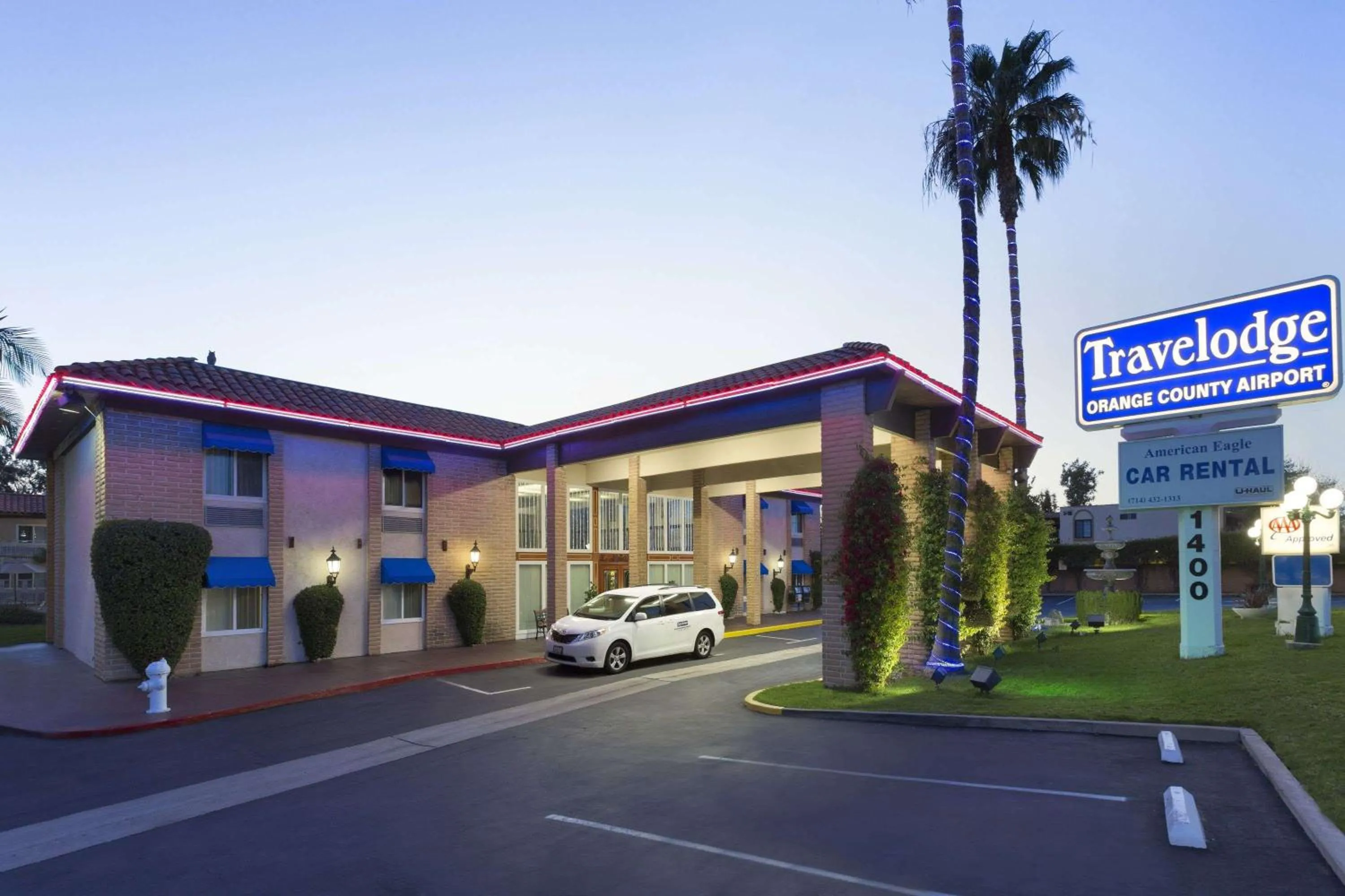 Property building in Travelodge by Wyndham Orange County Airport/ Costa Mesa