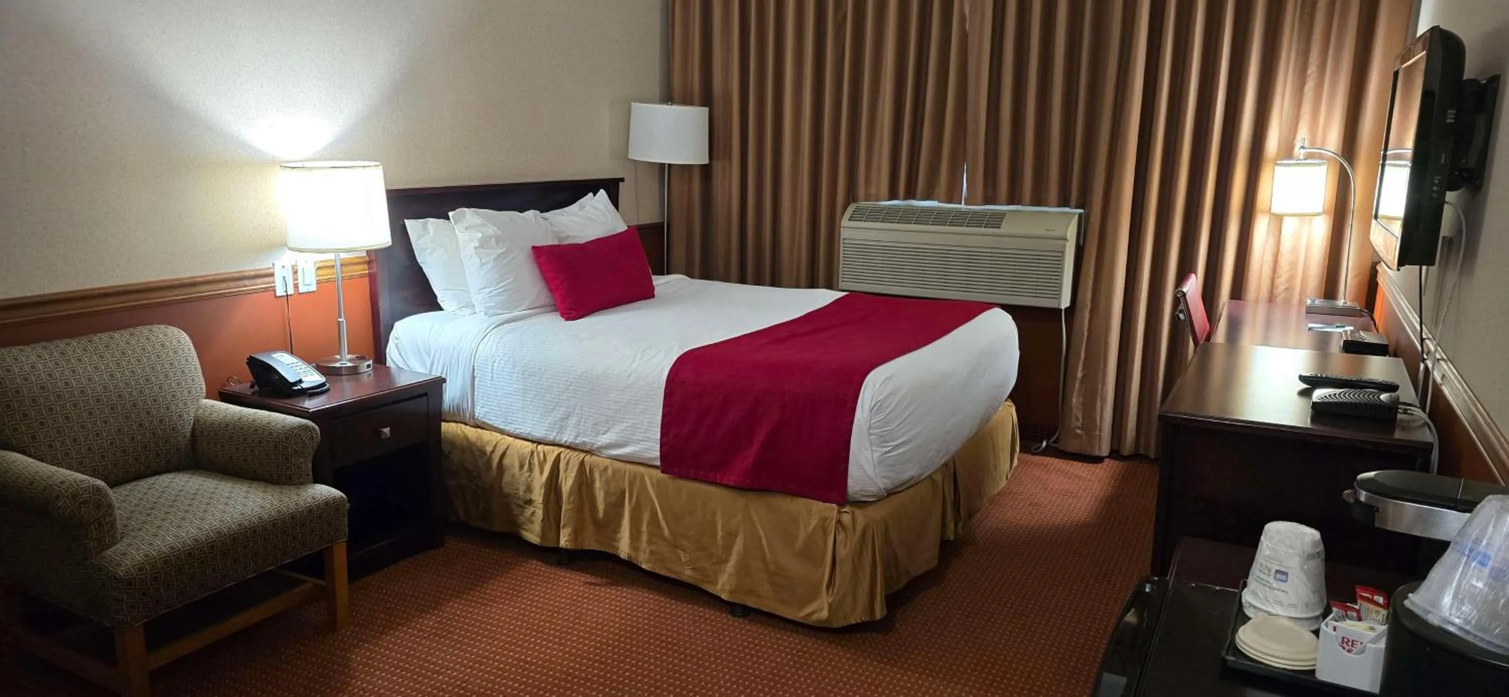 Bedroom, Bed in SureStay by Best Western Richmond Vancouver Airport