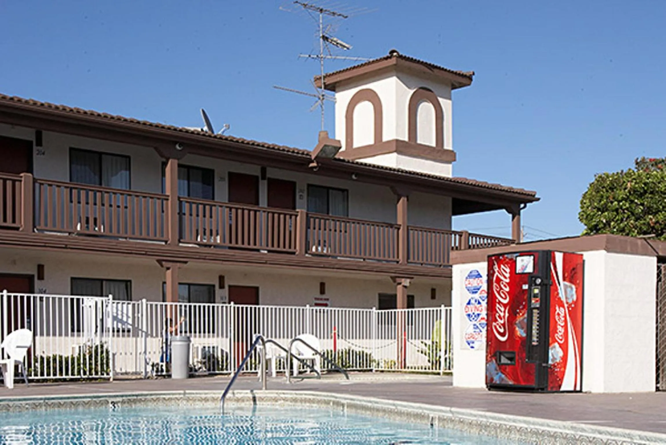 Decorative detail in EZ 8 Motel Newark