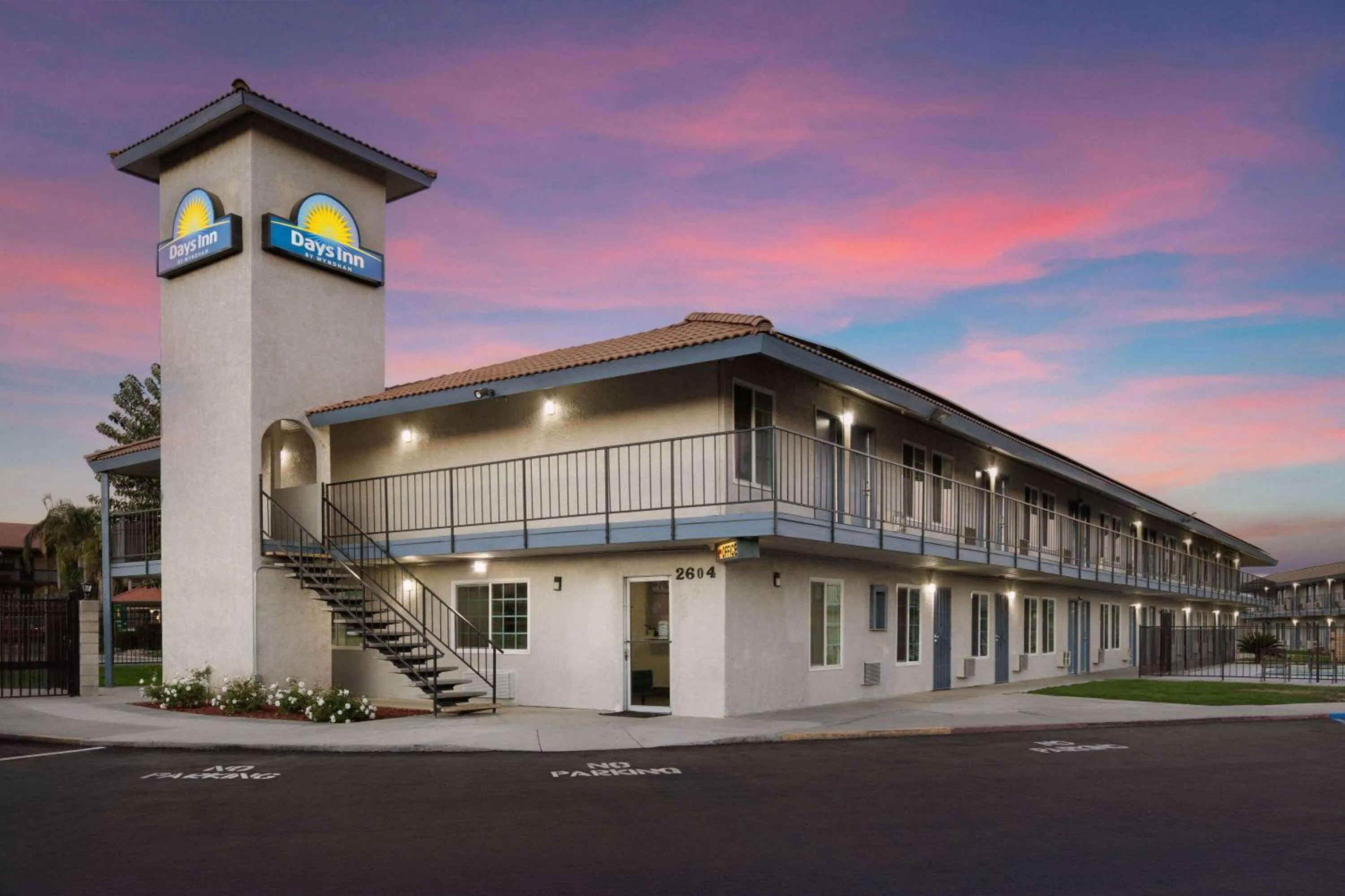 Property building in Days-Inn by Wyndham Bakersfield