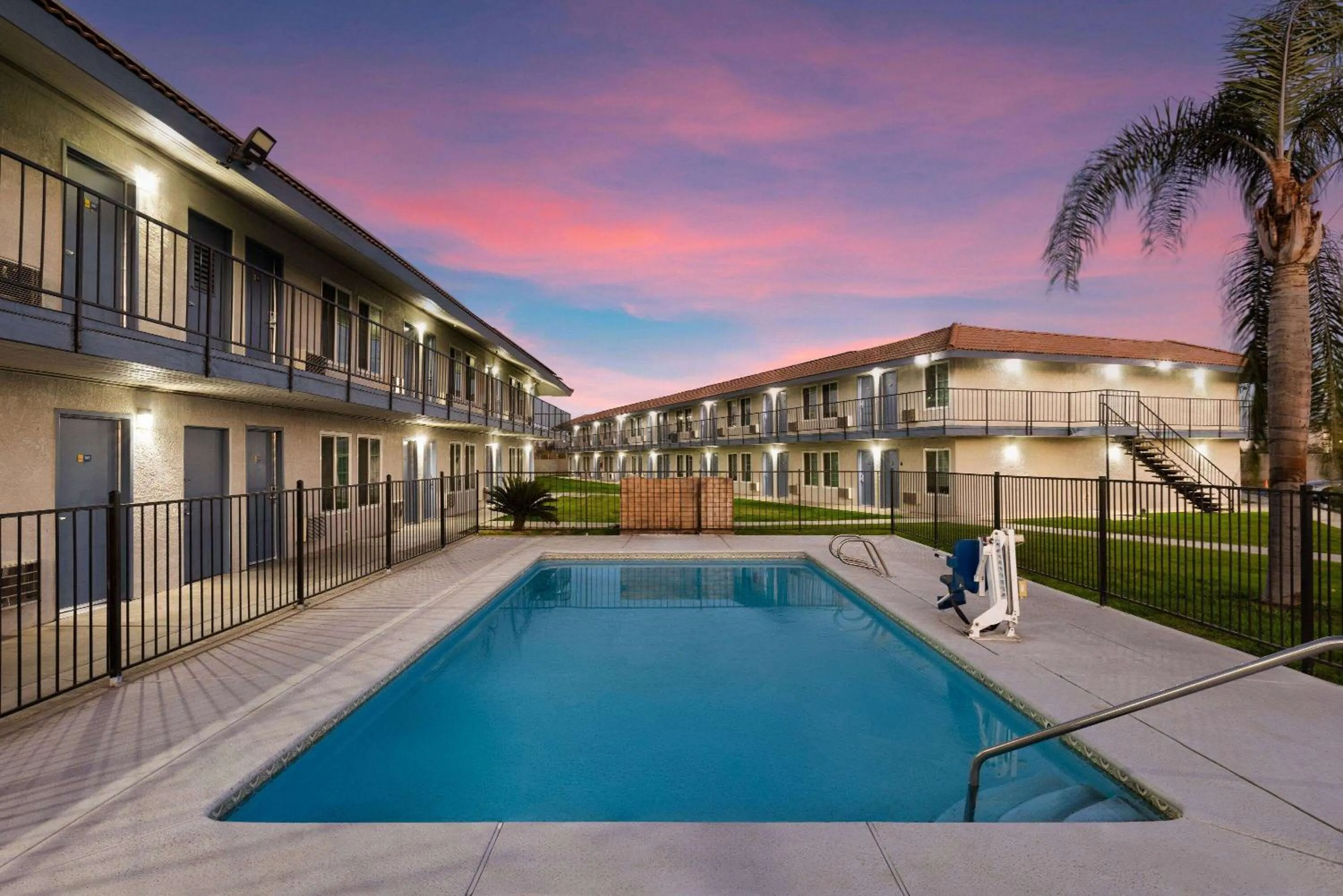 Swimming pool in Days-Inn by Wyndham Bakersfield