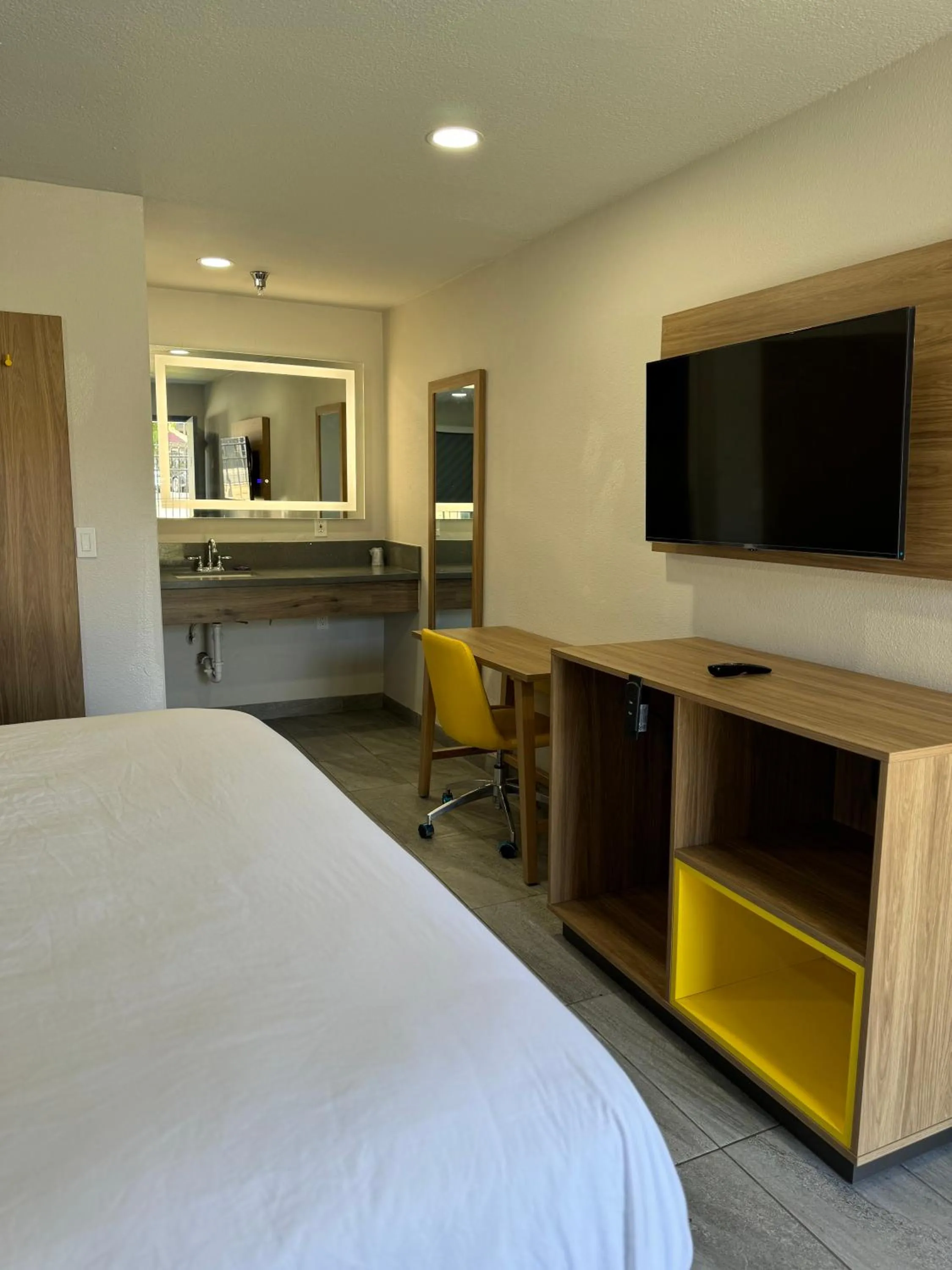 TV and multimedia, Bed in Days-Inn by Wyndham Bakersfield