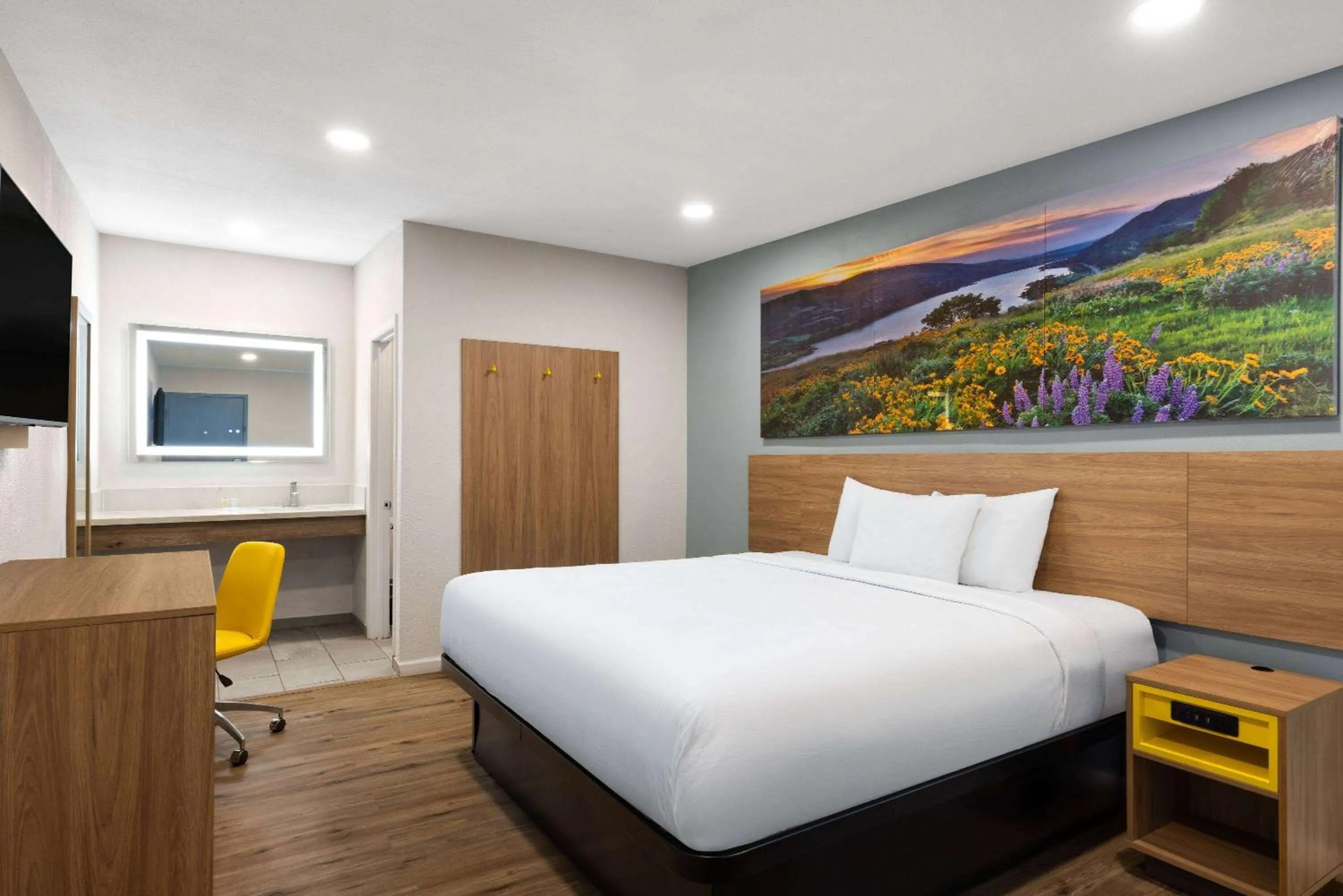 Photo of the whole room, Bed in Days-Inn by Wyndham Bakersfield