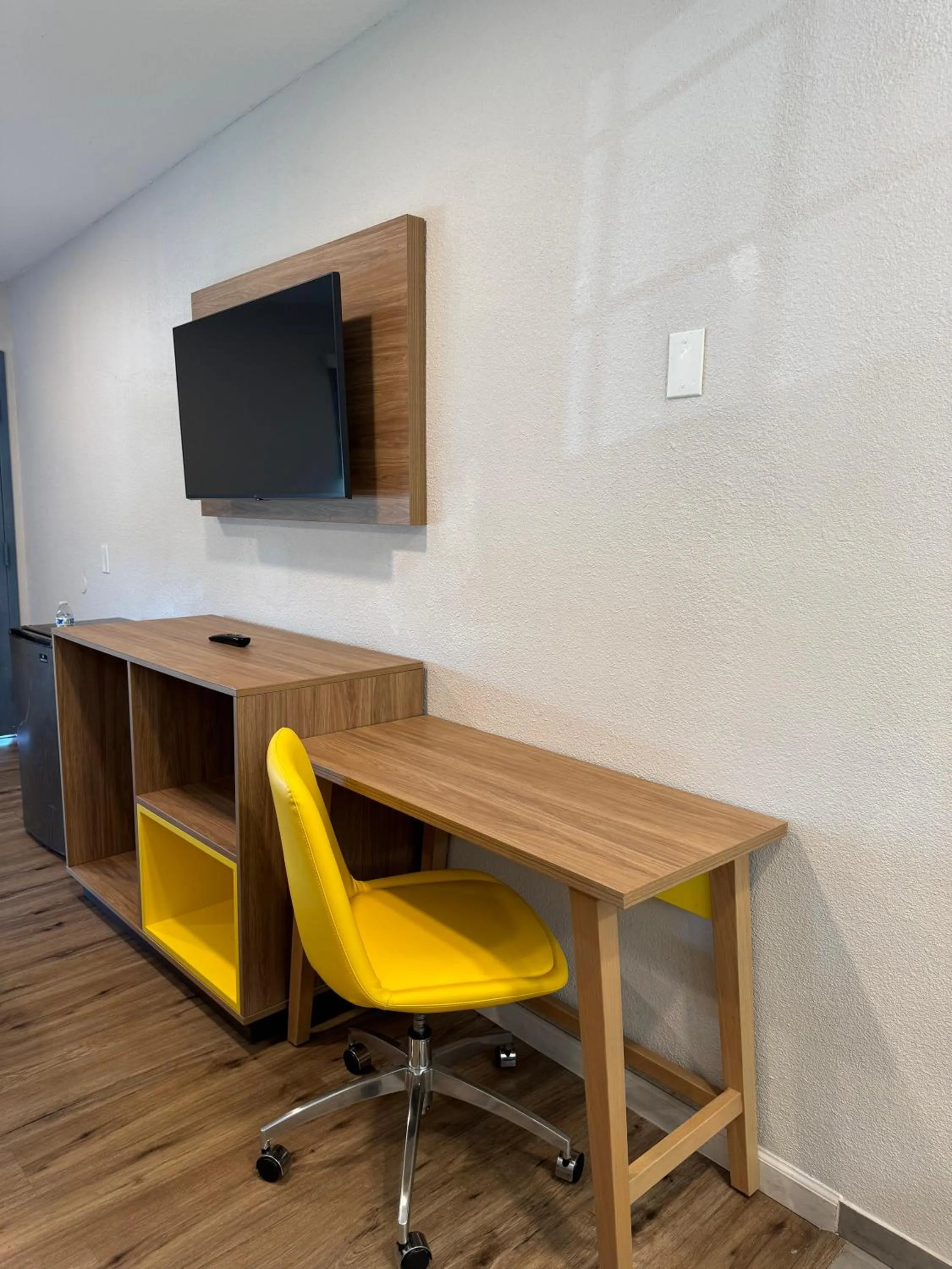 furniture in Days-Inn by Wyndham Bakersfield