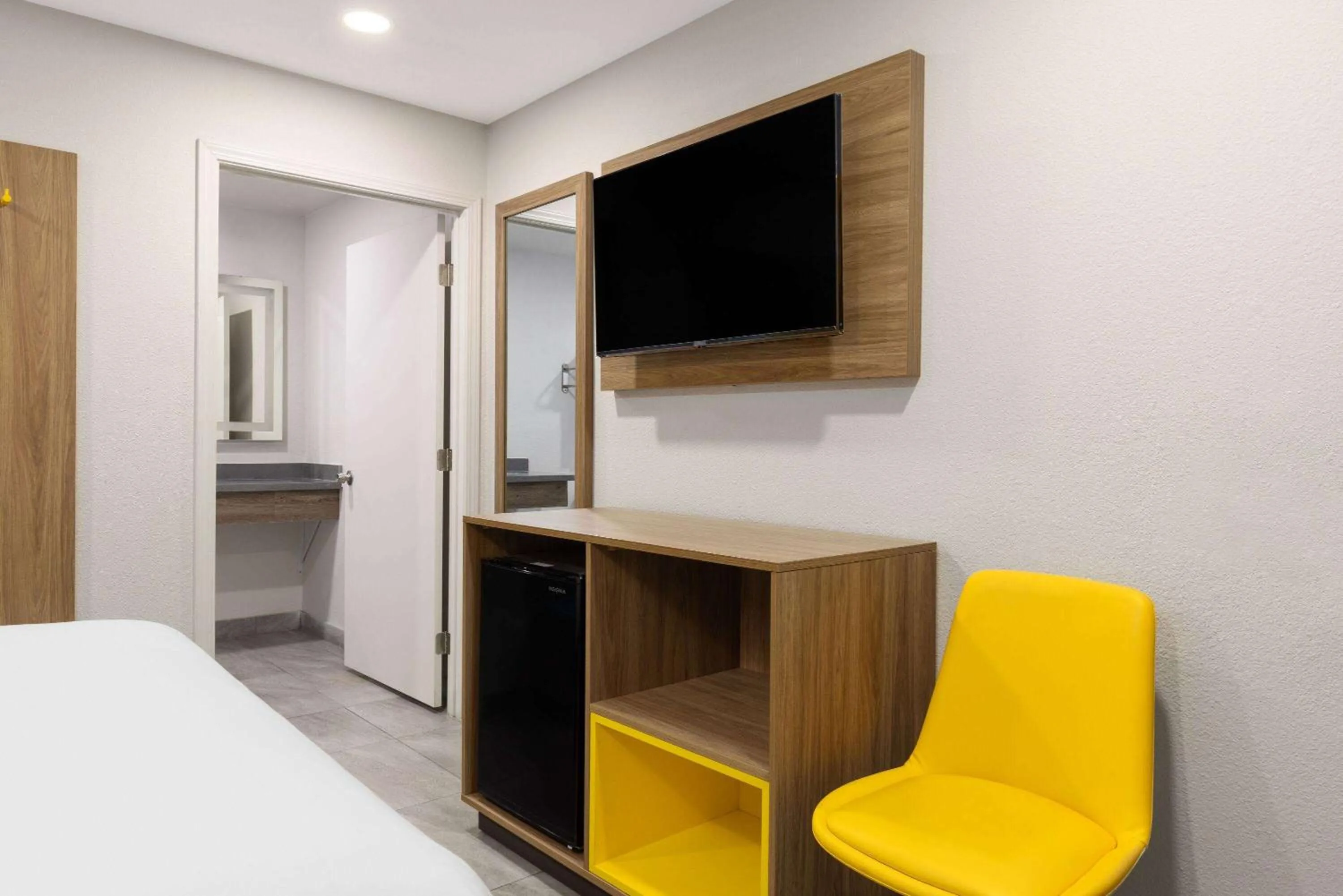 Photo of the whole room, Bed in Days-Inn by Wyndham Bakersfield