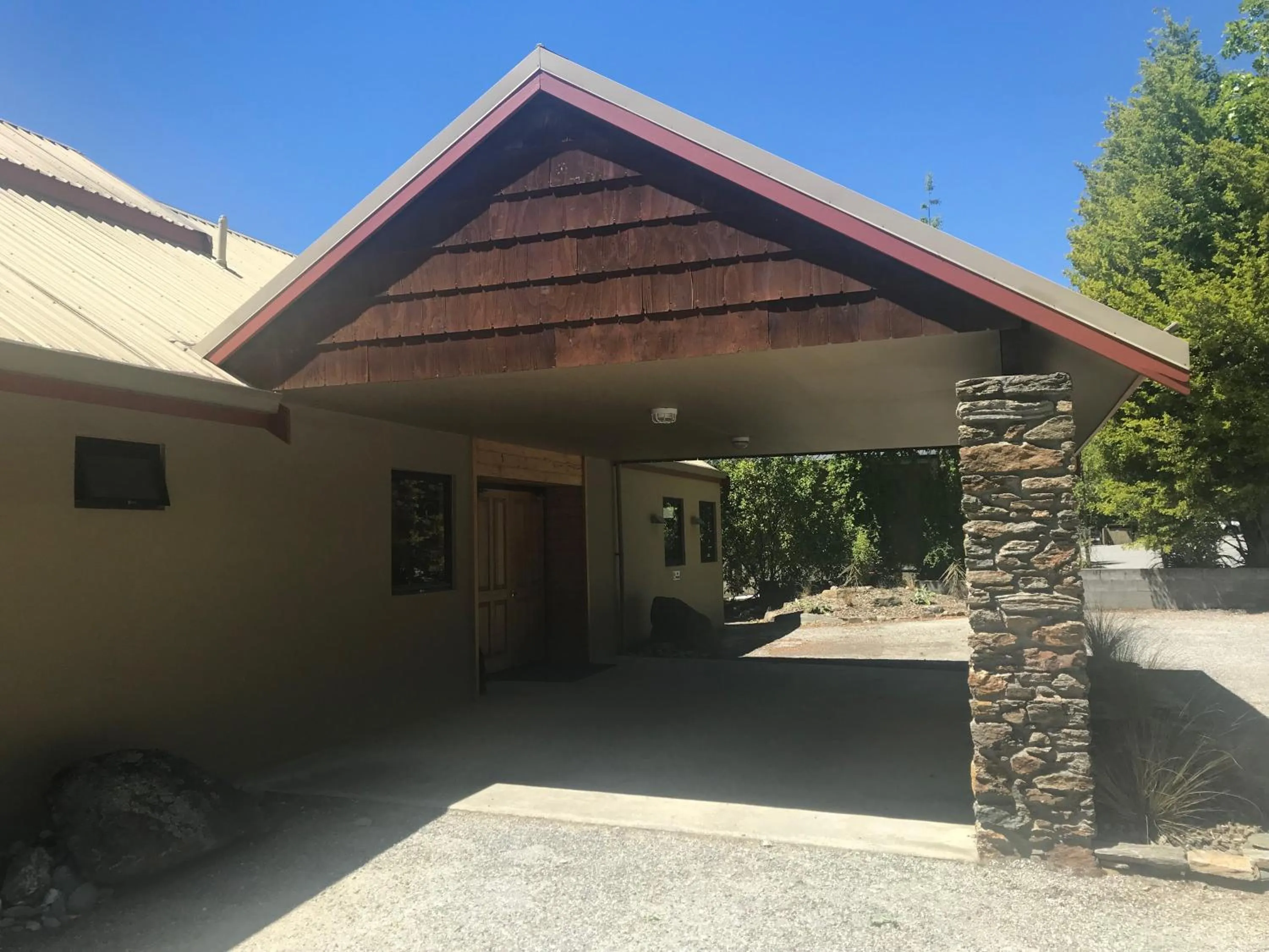 Facade/entrance in Altamont Lodge