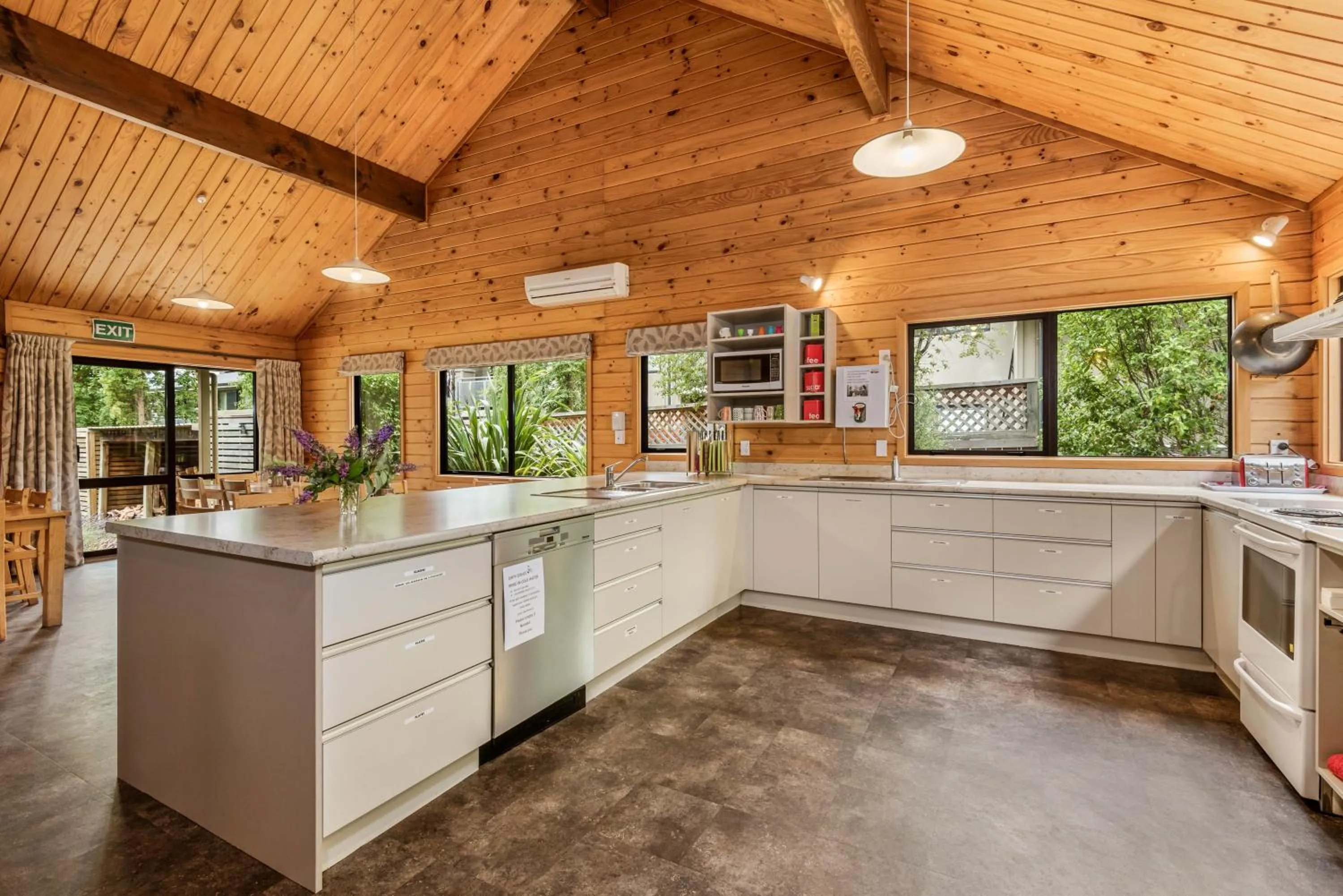 Communal kitchen in Altamont Lodge