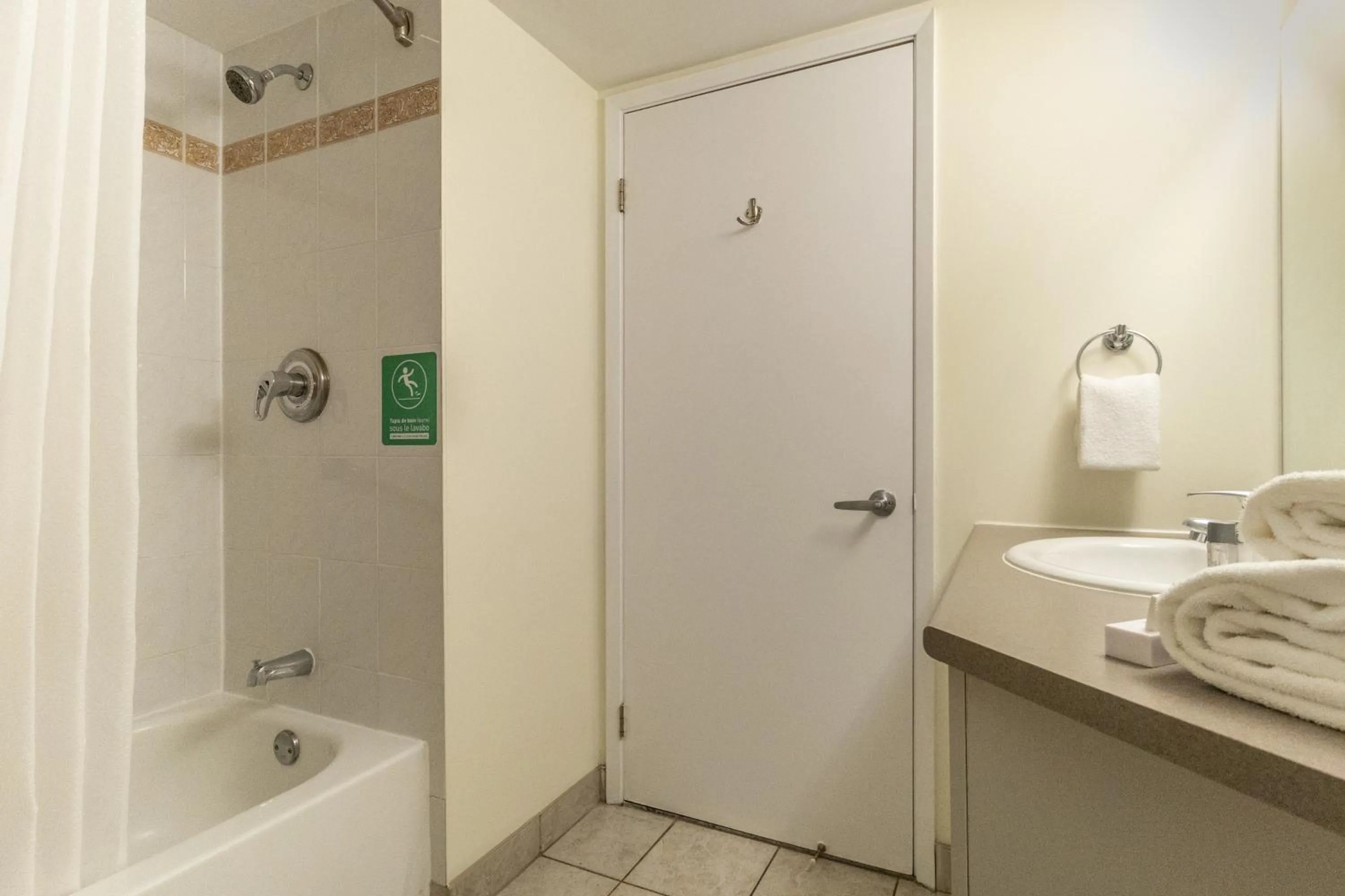 Shower in Hotel Faubourg Montreal Centre-Ville Downtown