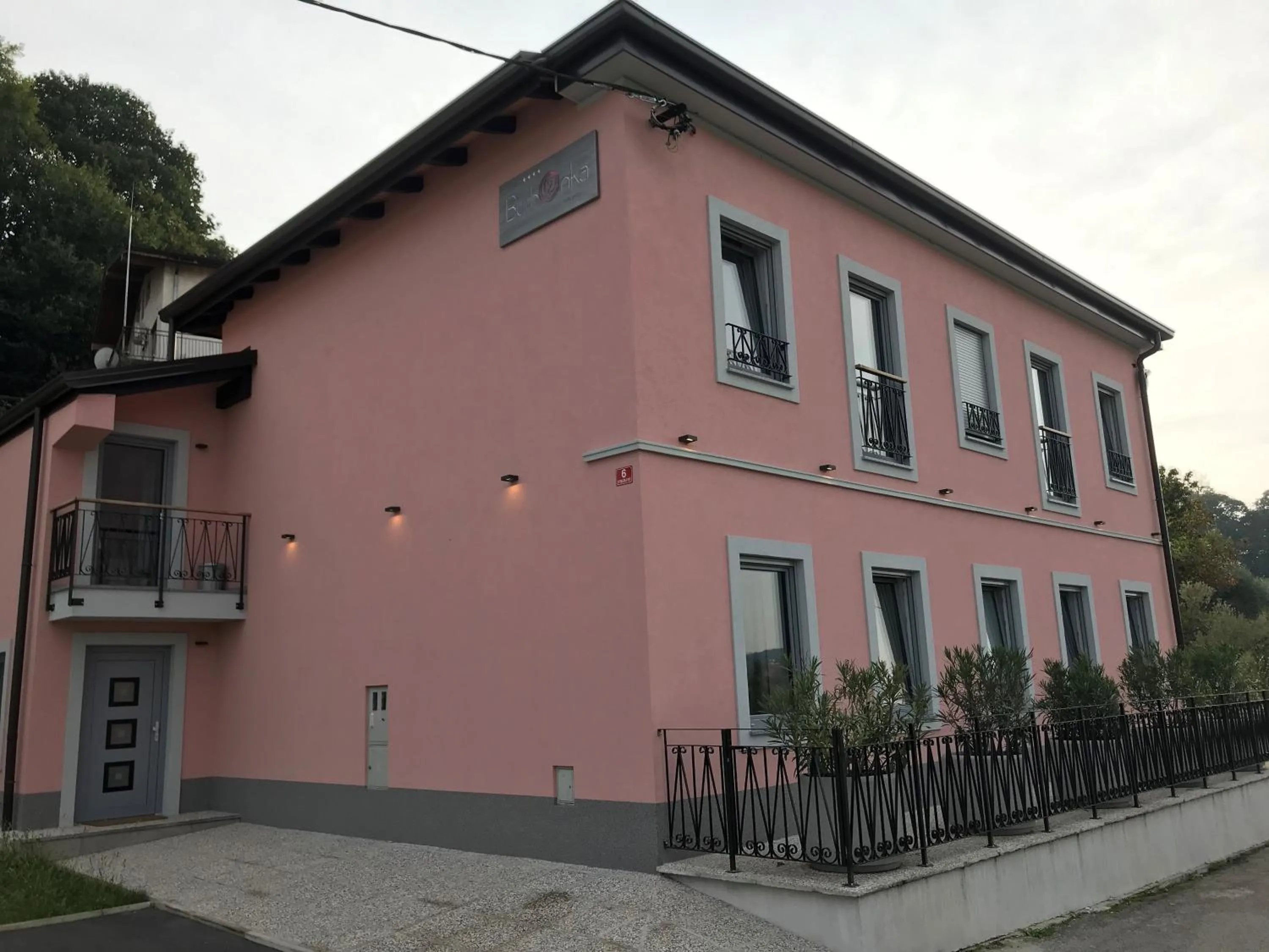 Property building in Vila Burbonka