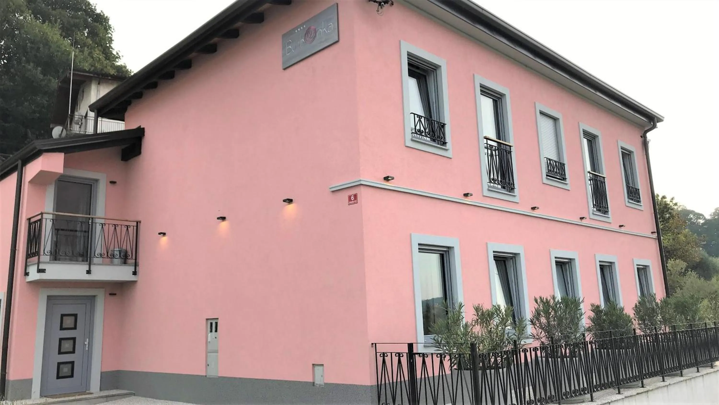 Property building in Vila Burbonka