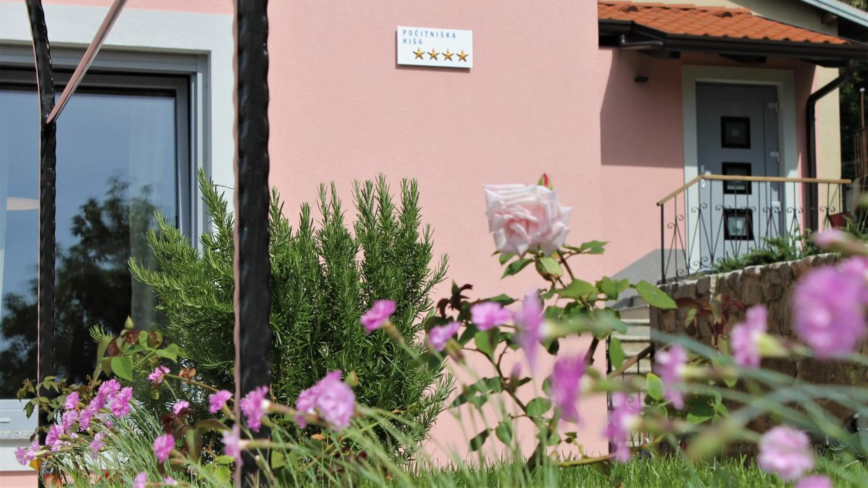 Facade/entrance in Vila Burbonka