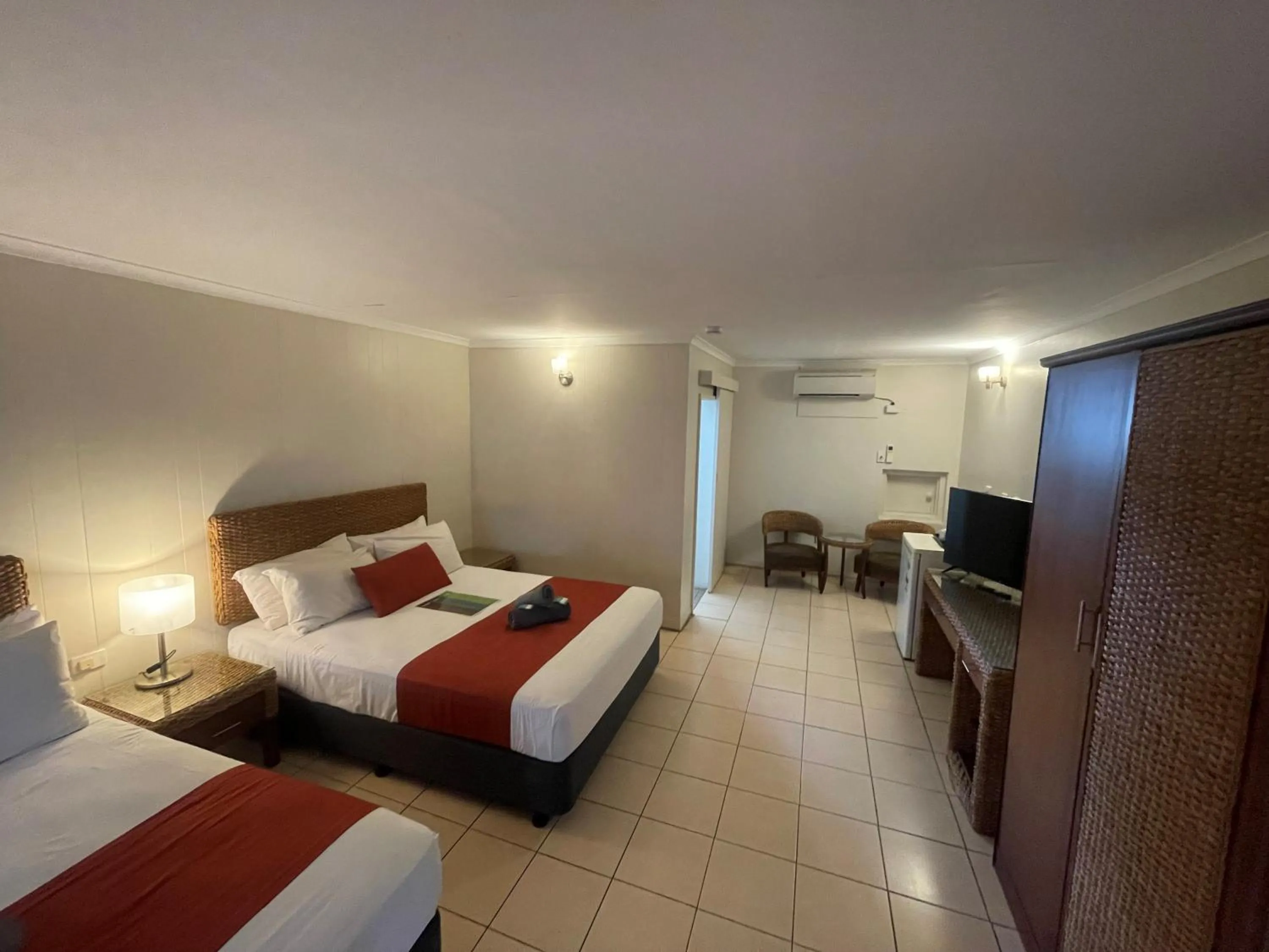 Bedroom, Bed in Pine Tree Motel