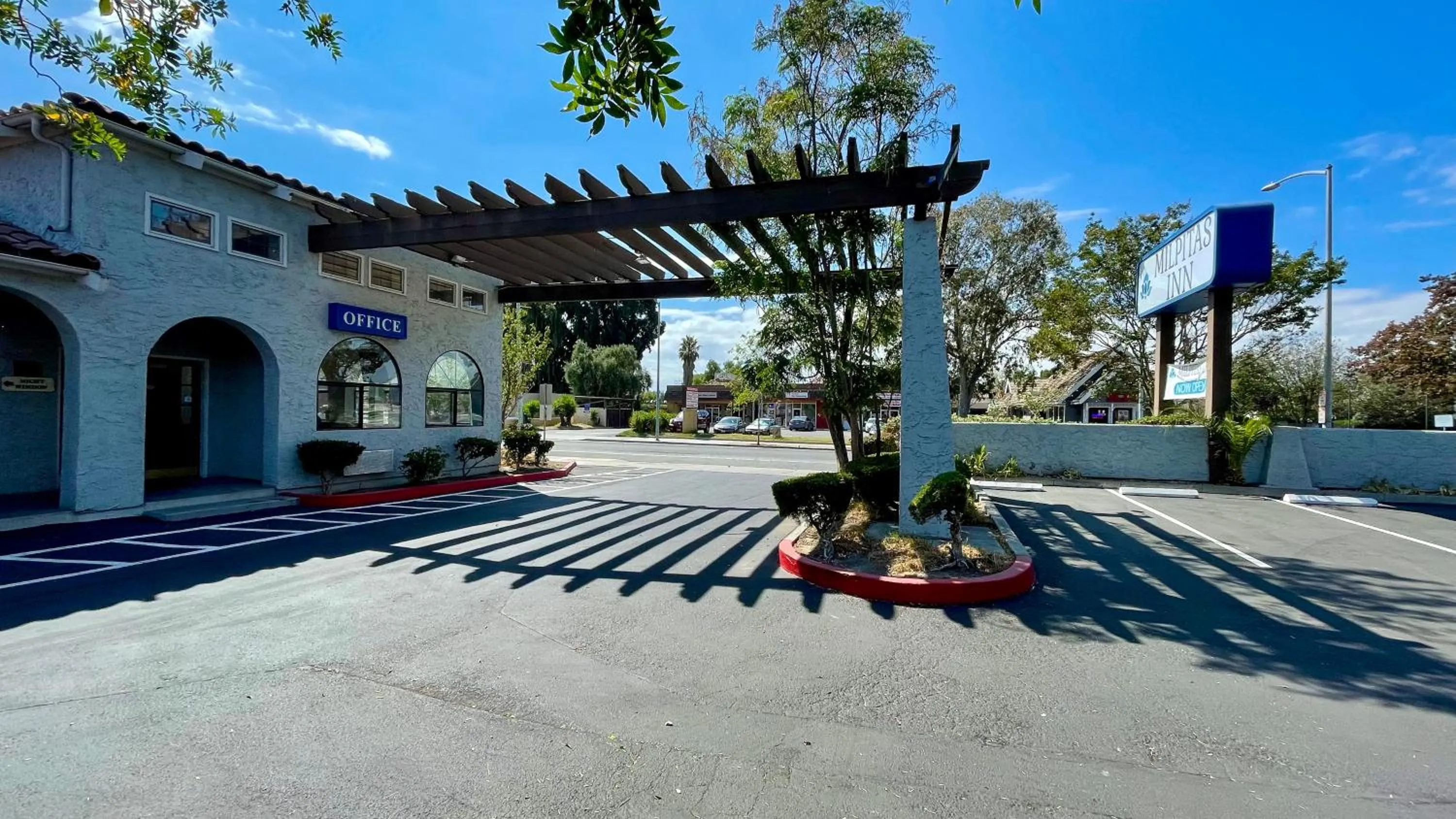 Property building in Rodeway Inn Milpitas near Great Mall