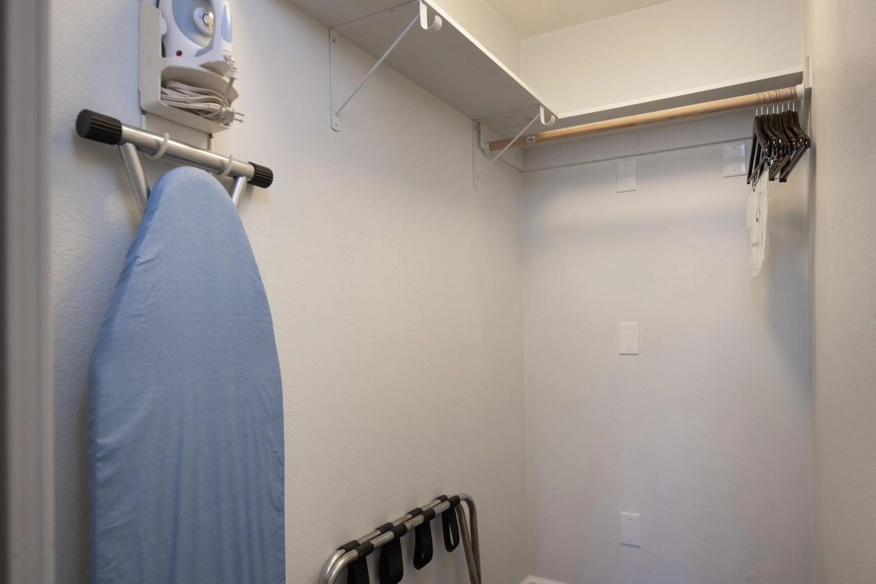 wardrobe in Rodeway Inn Milpitas near Great Mall