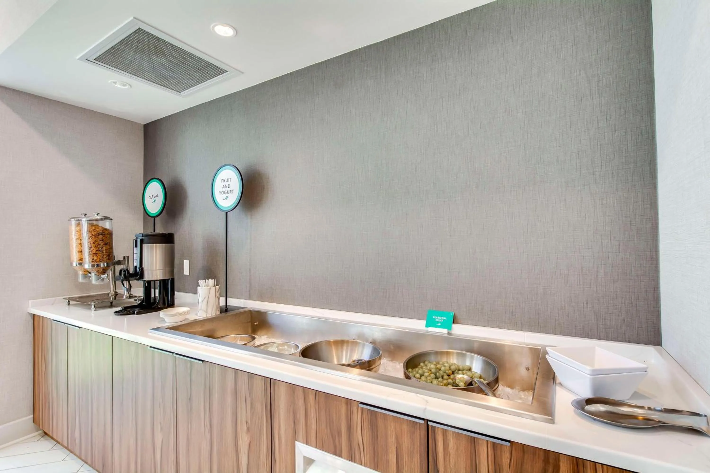 Breakfast in Embassy Suites by Hilton Louisville East