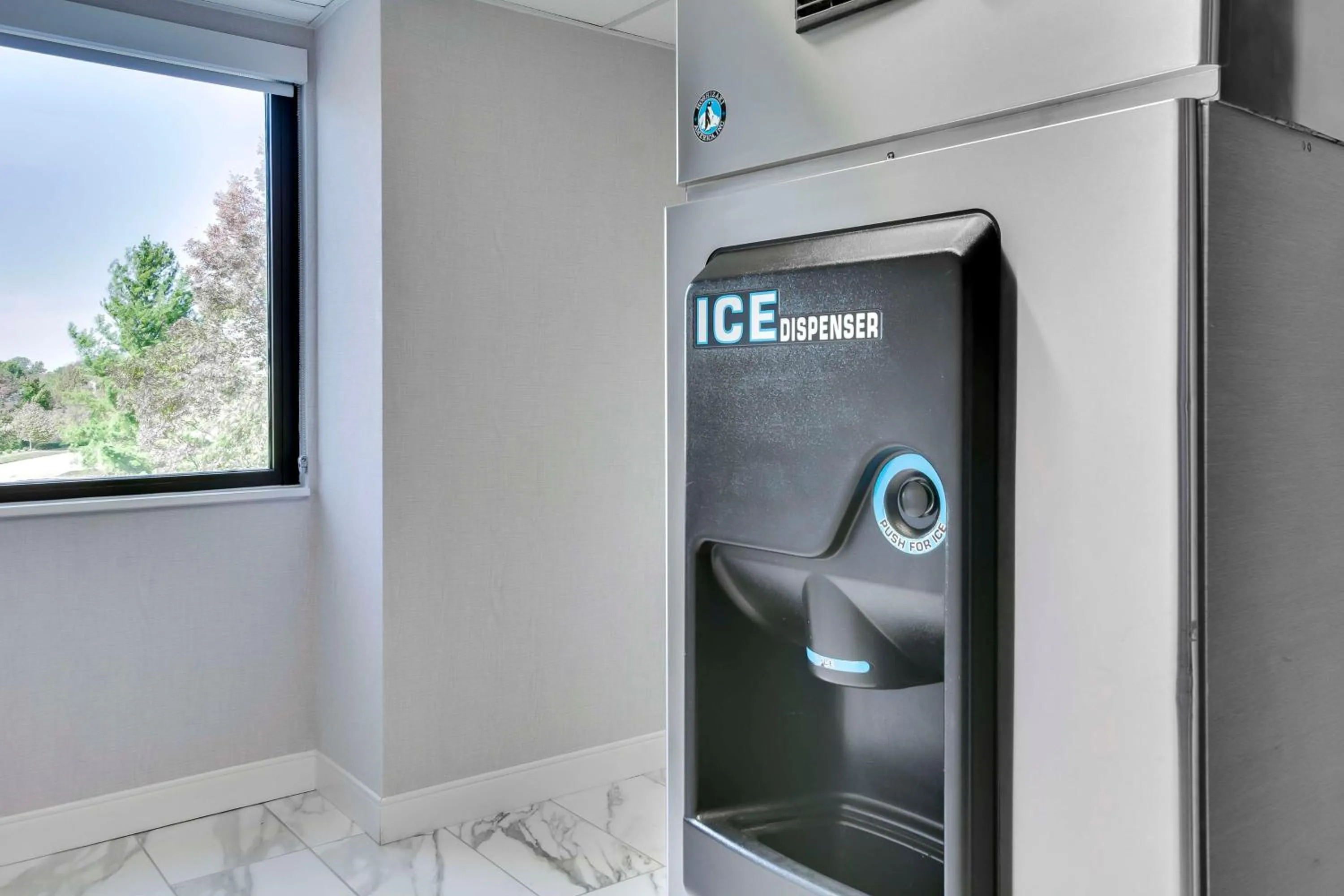 Dining area in Embassy Suites by Hilton Louisville East