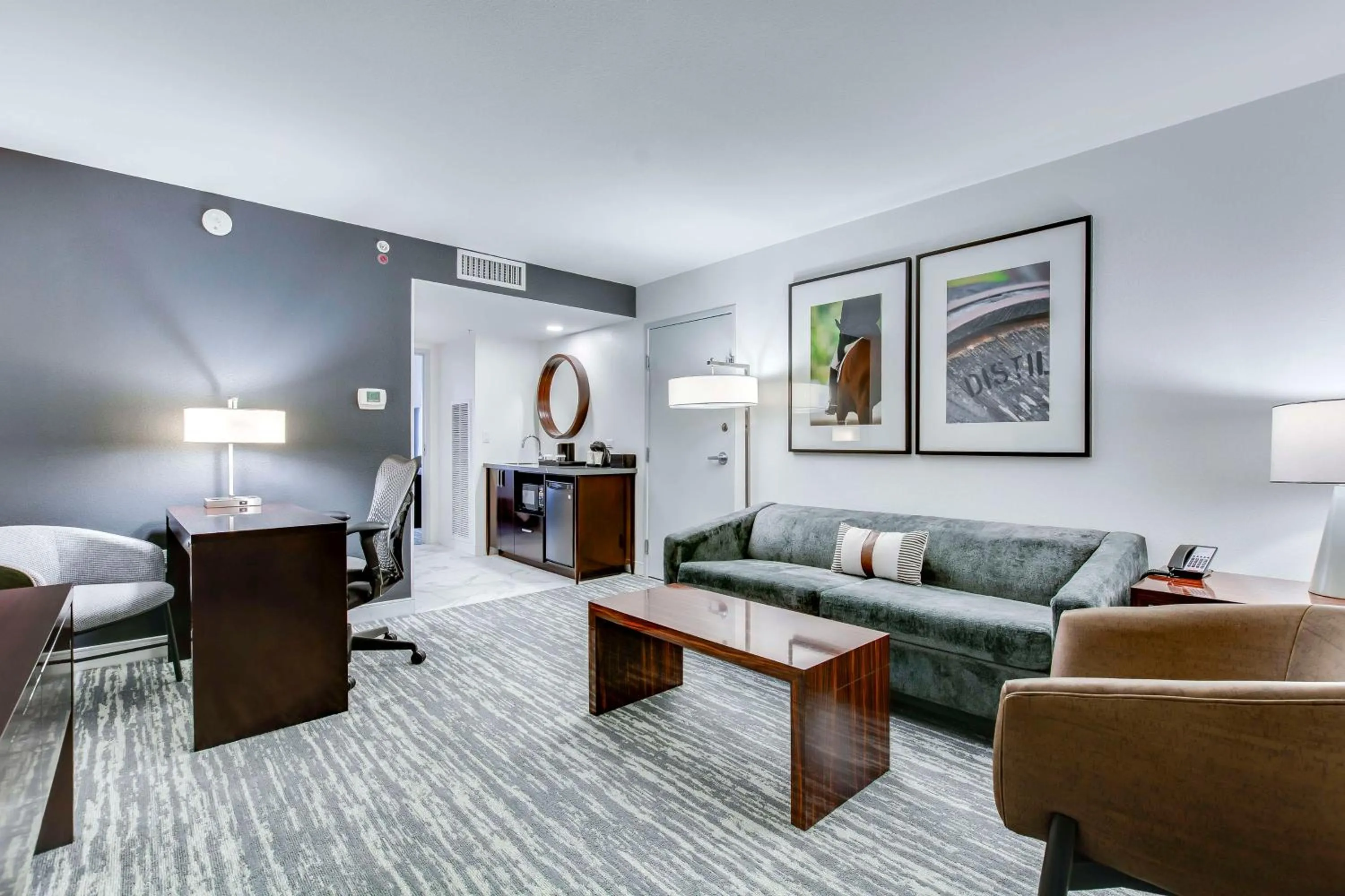 Bedroom in Embassy Suites by Hilton Louisville East