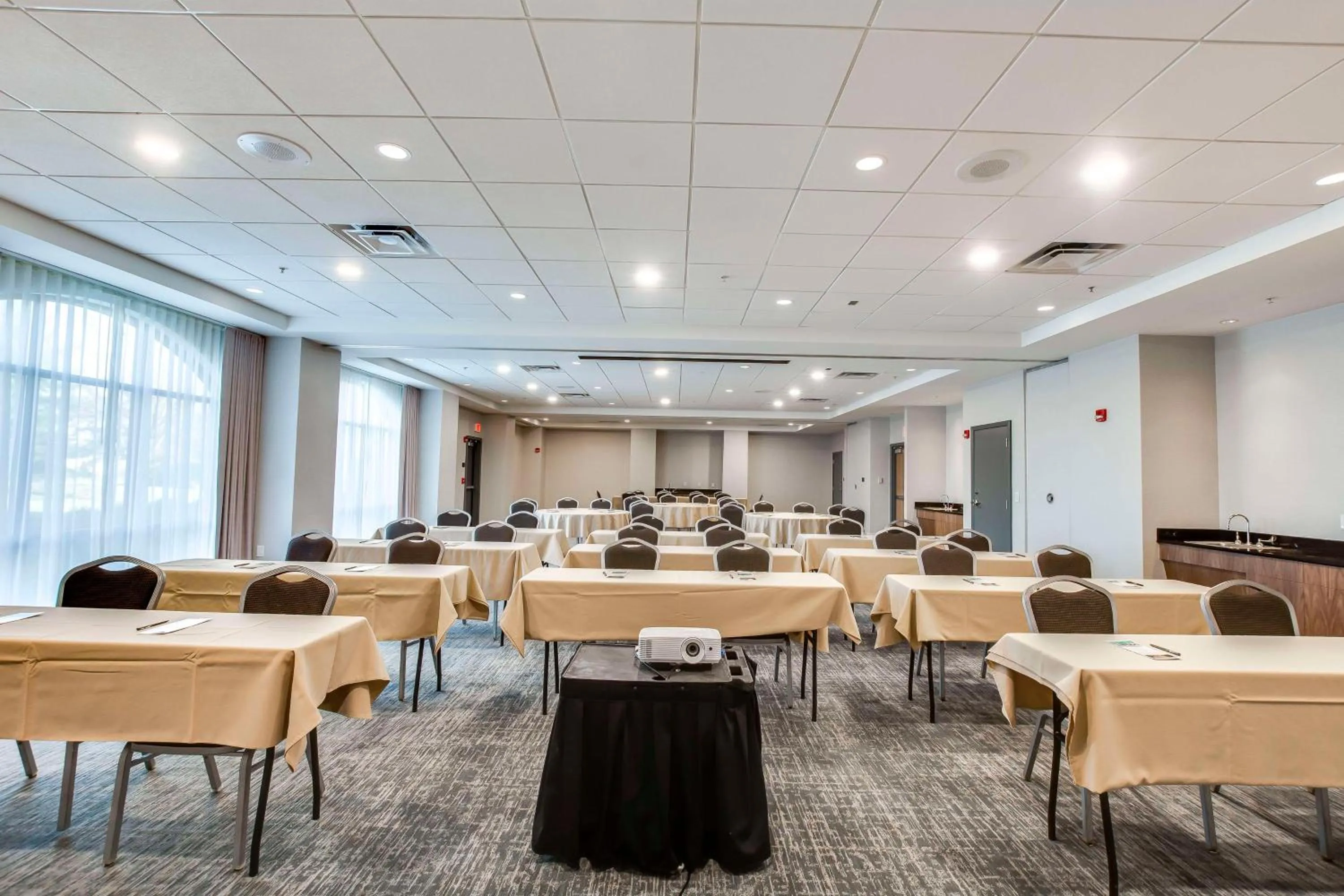 Meeting/conference room in Embassy Suites by Hilton Louisville East